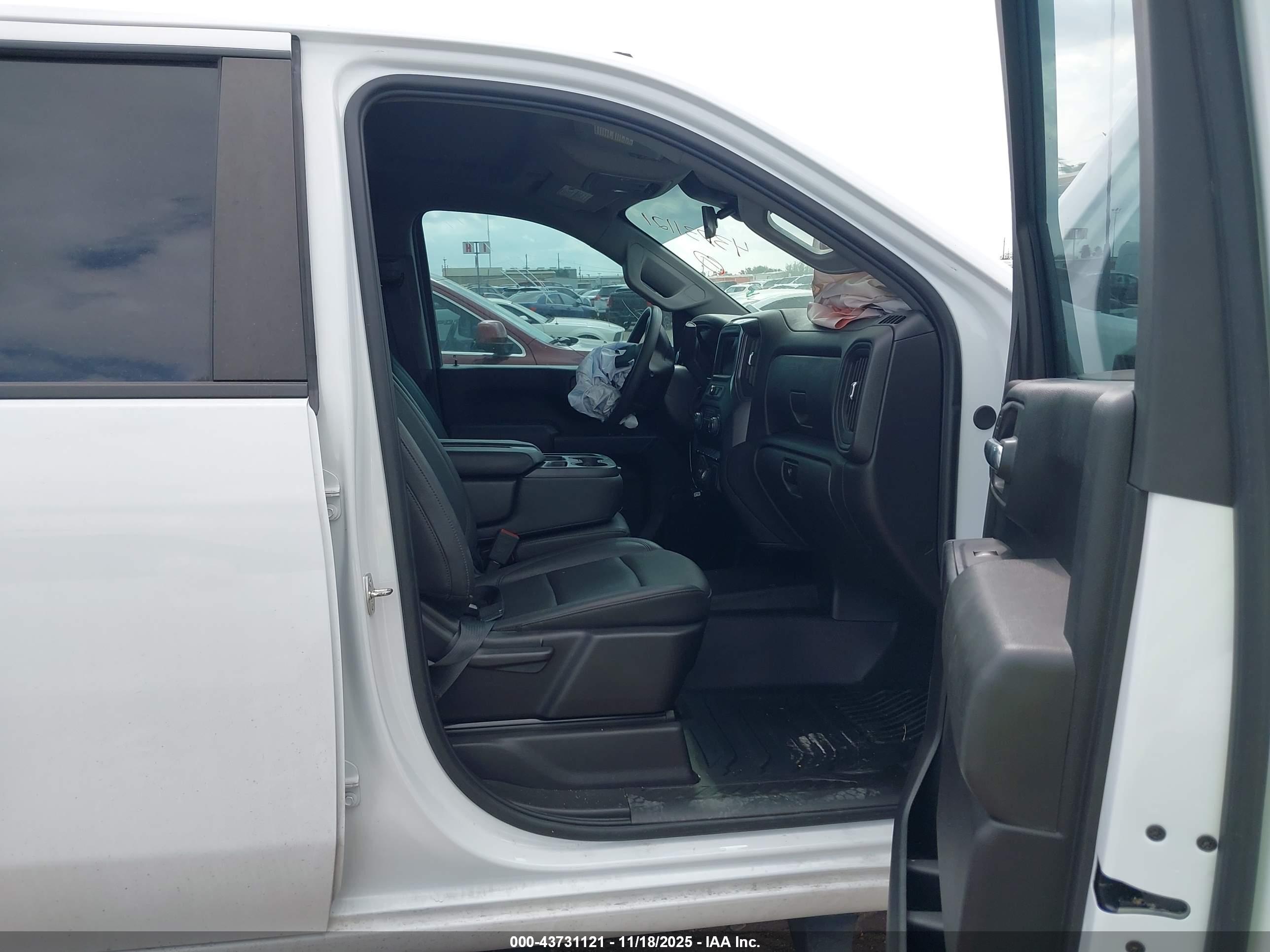 CHEVROLET SILVERADO image 5