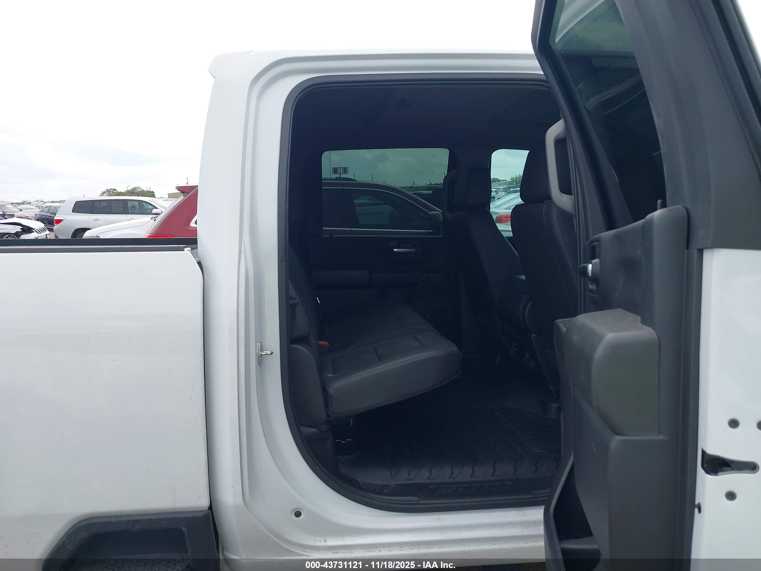 CHEVROLET SILVERADO image 8