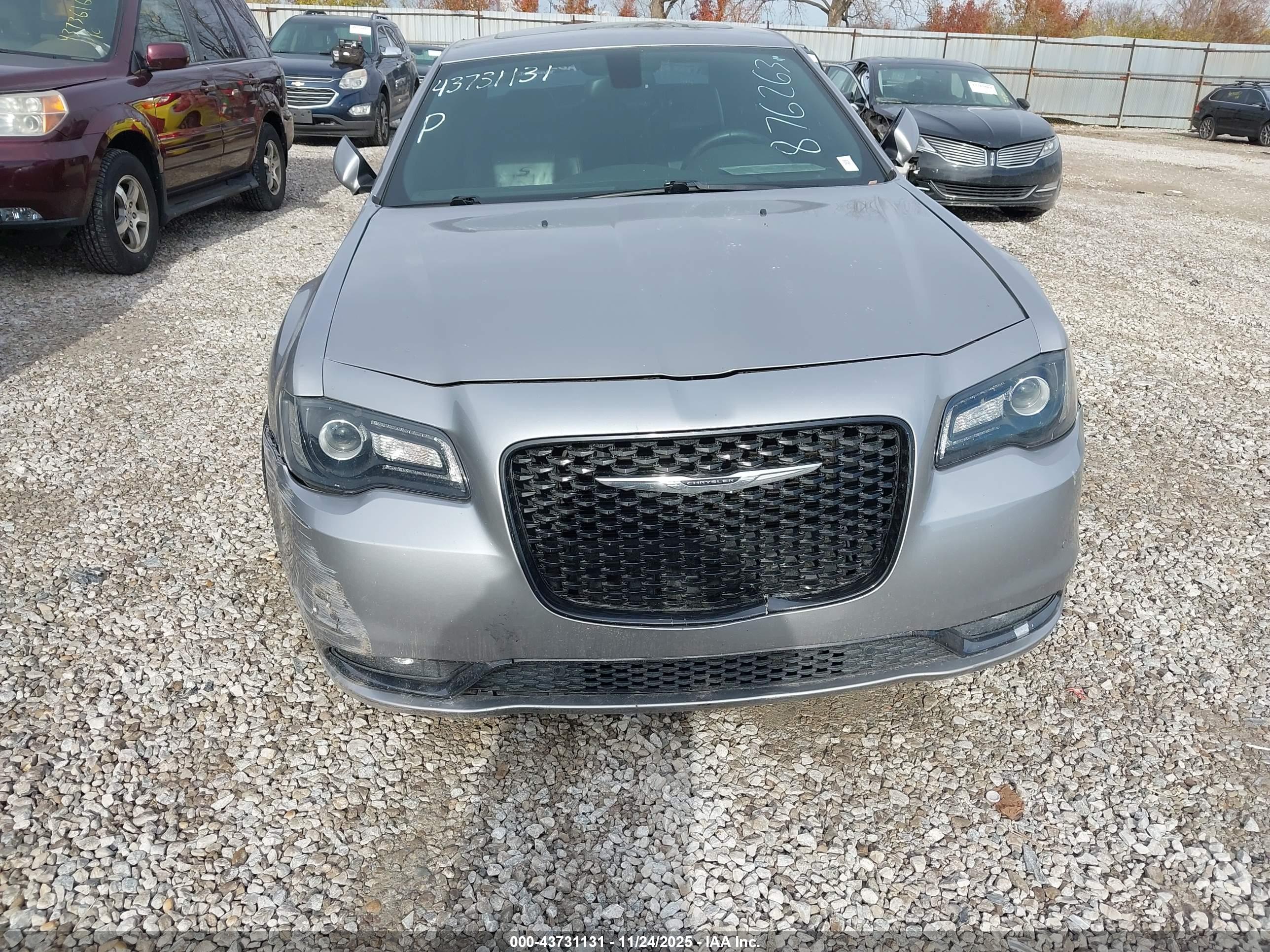 CHRYSLER 300 image 6