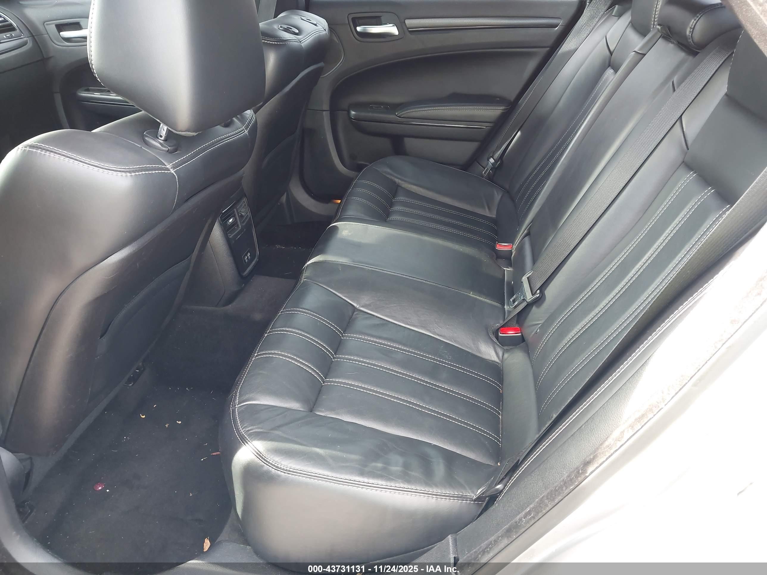 CHRYSLER 300 image 8