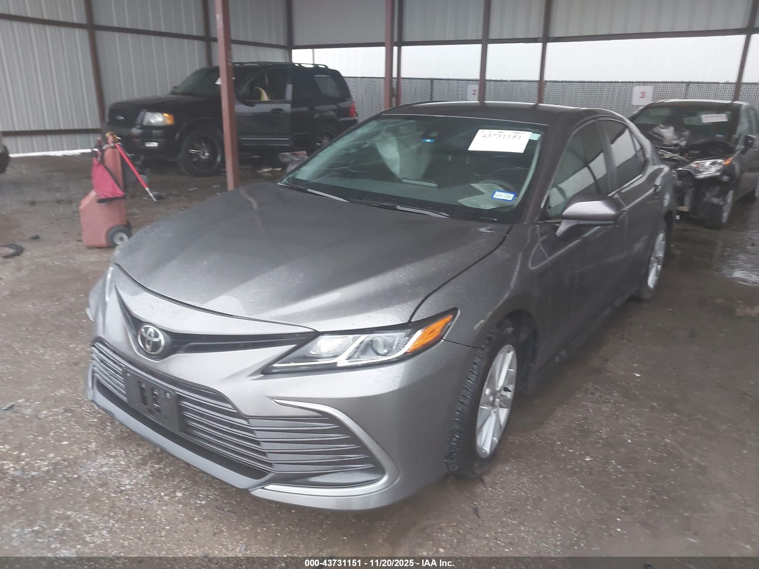 TOYOTA CAMRY image 2