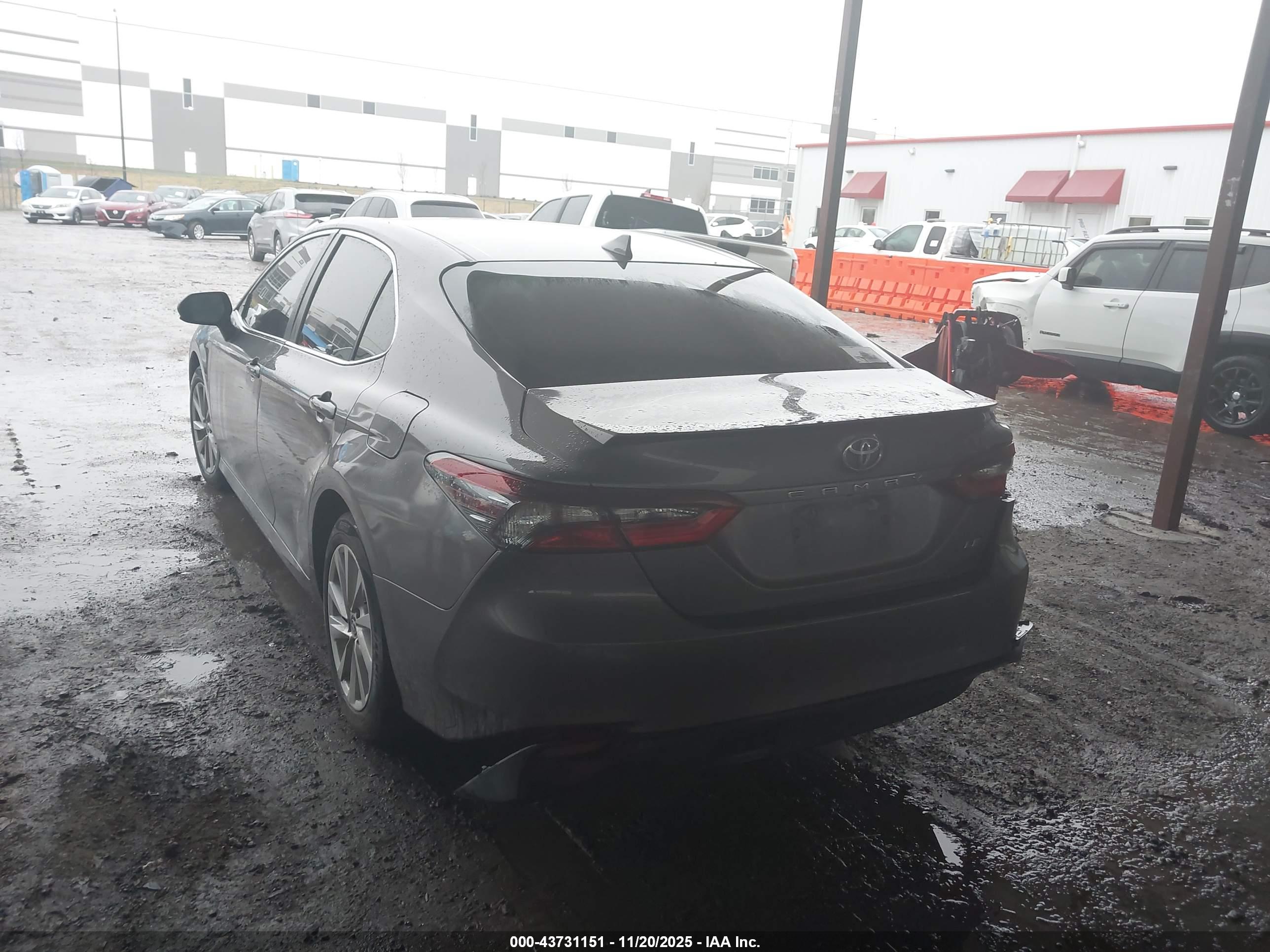 TOYOTA CAMRY image 3