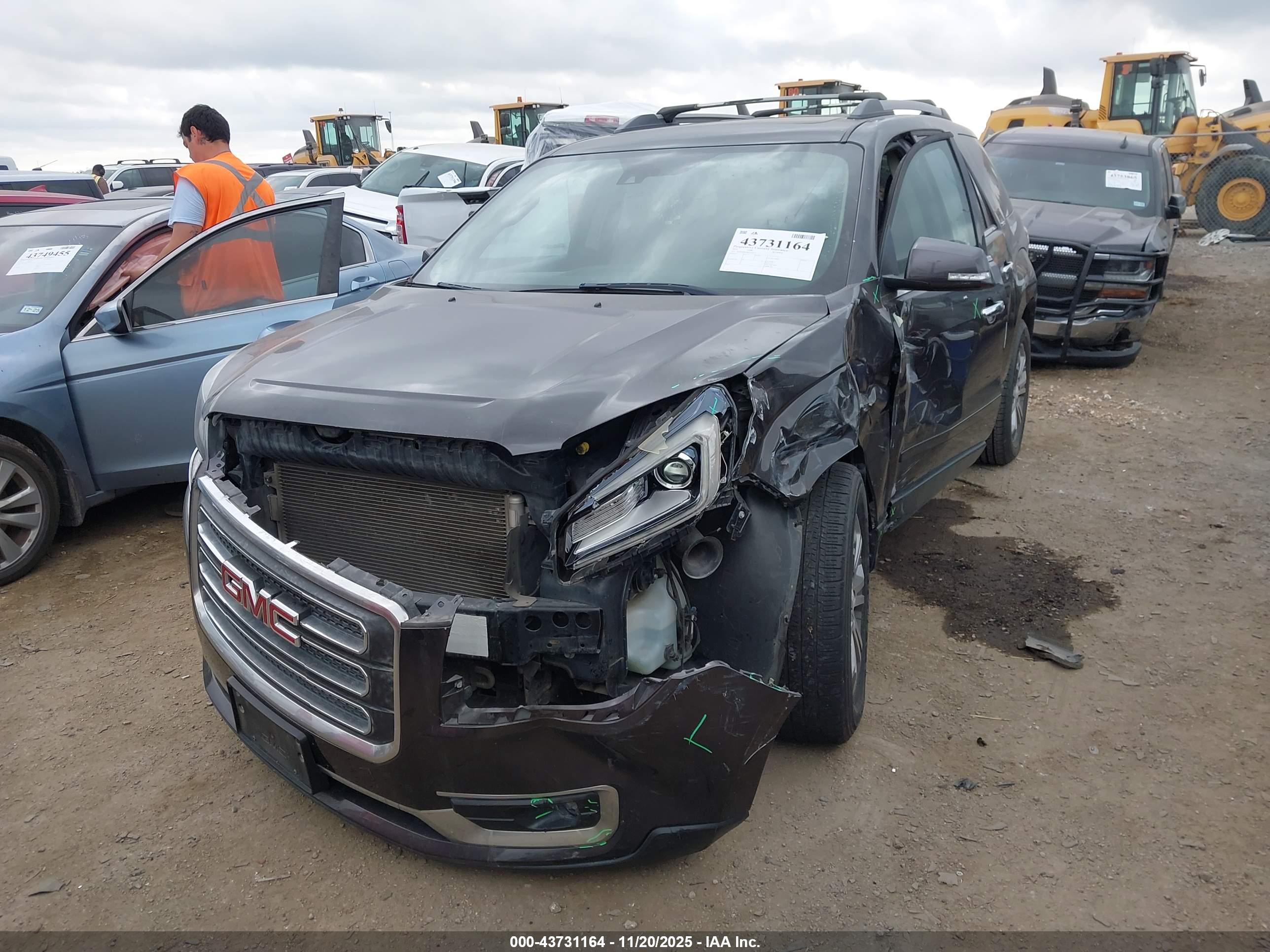 GMC ACADIA image 2