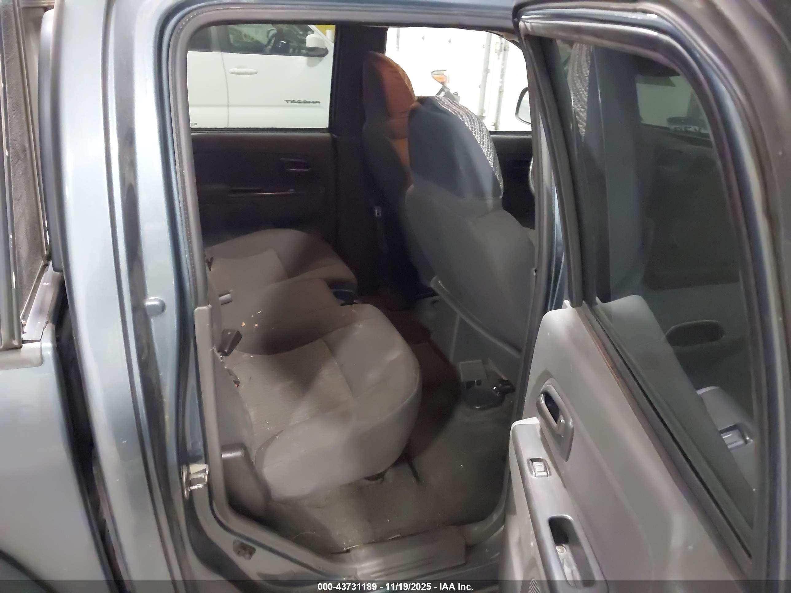 CHEVROLET COLORADO image 8