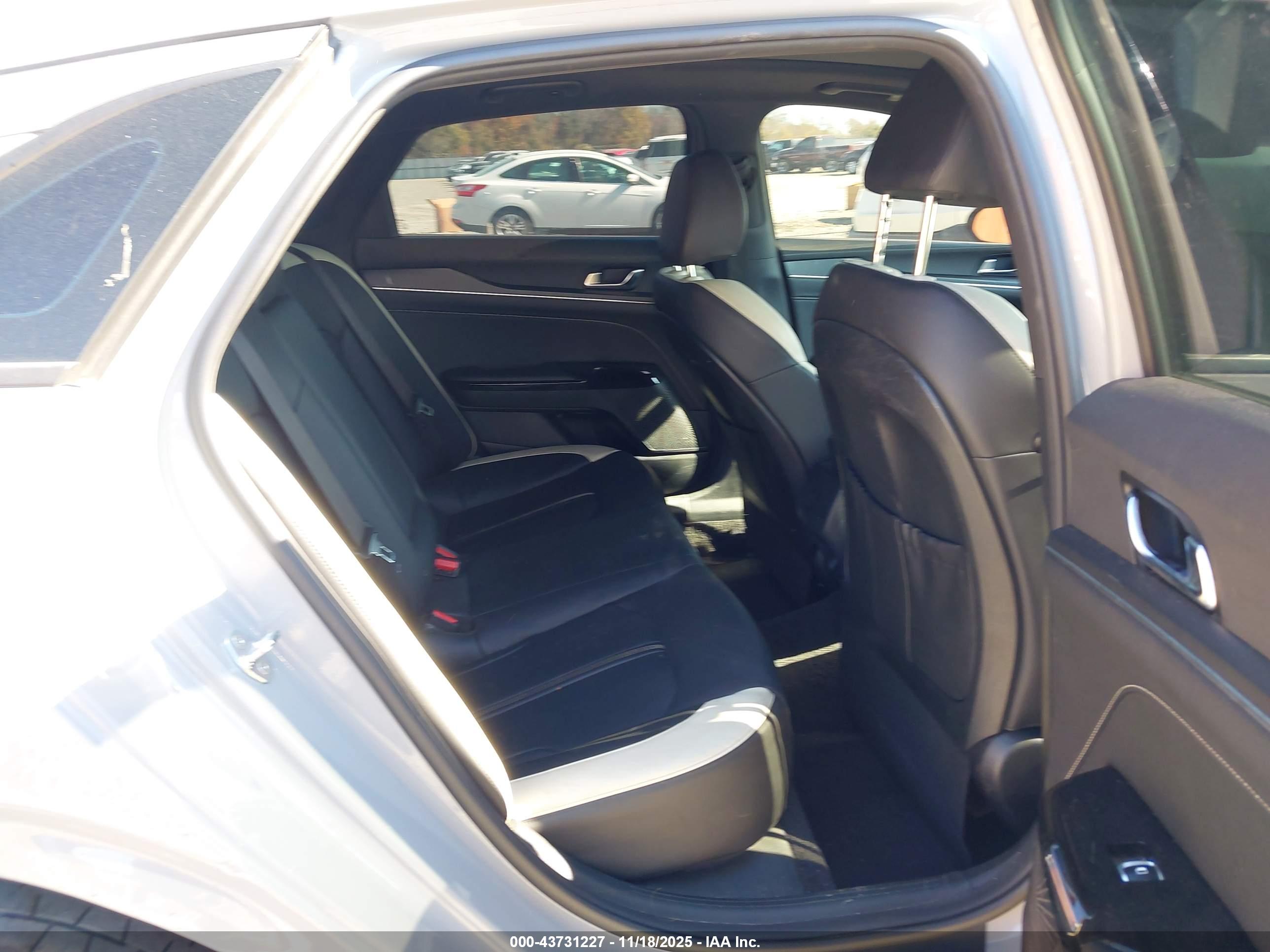 KIA K5 image 8