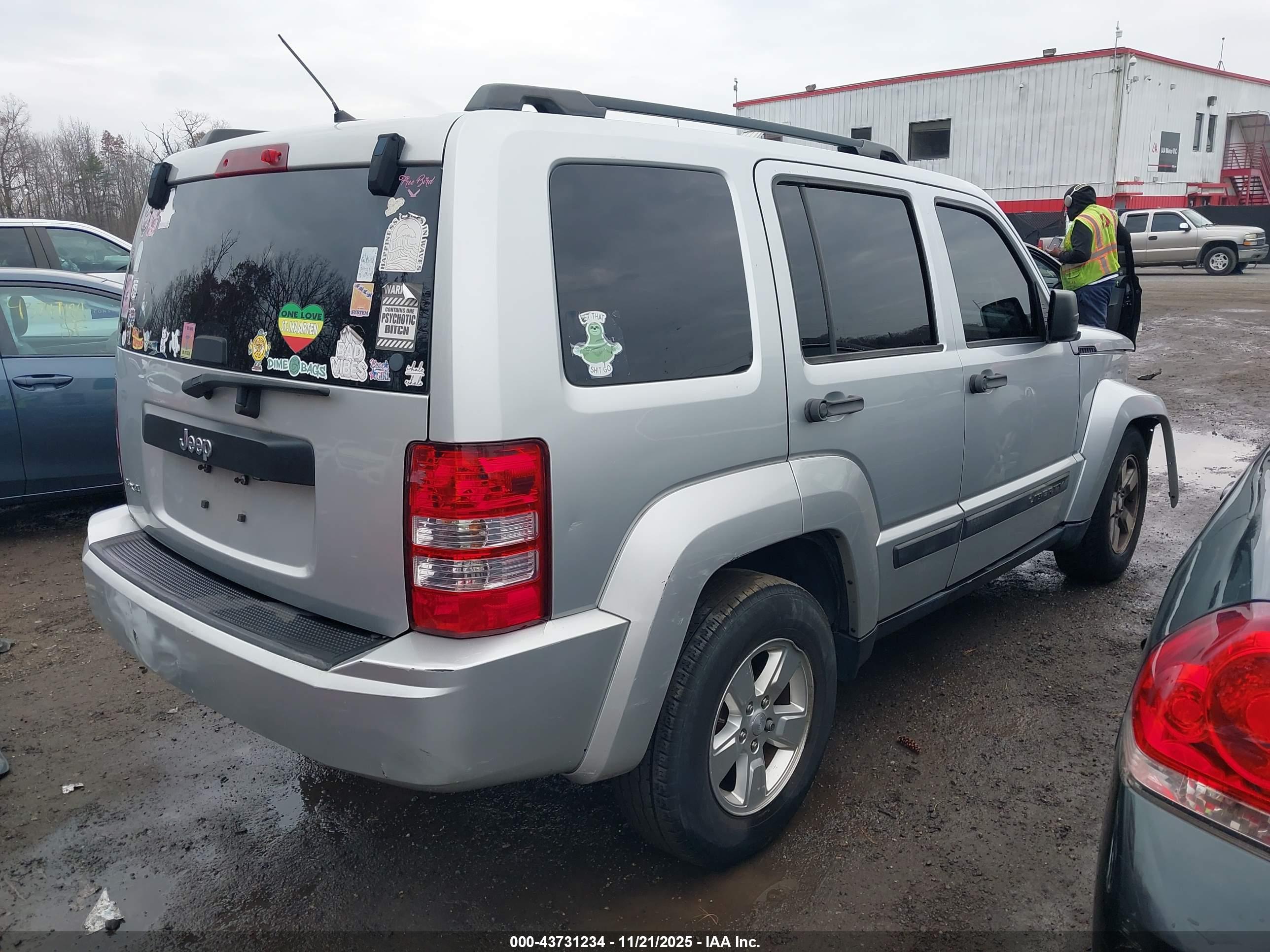 JEEP LIBERTY image 4