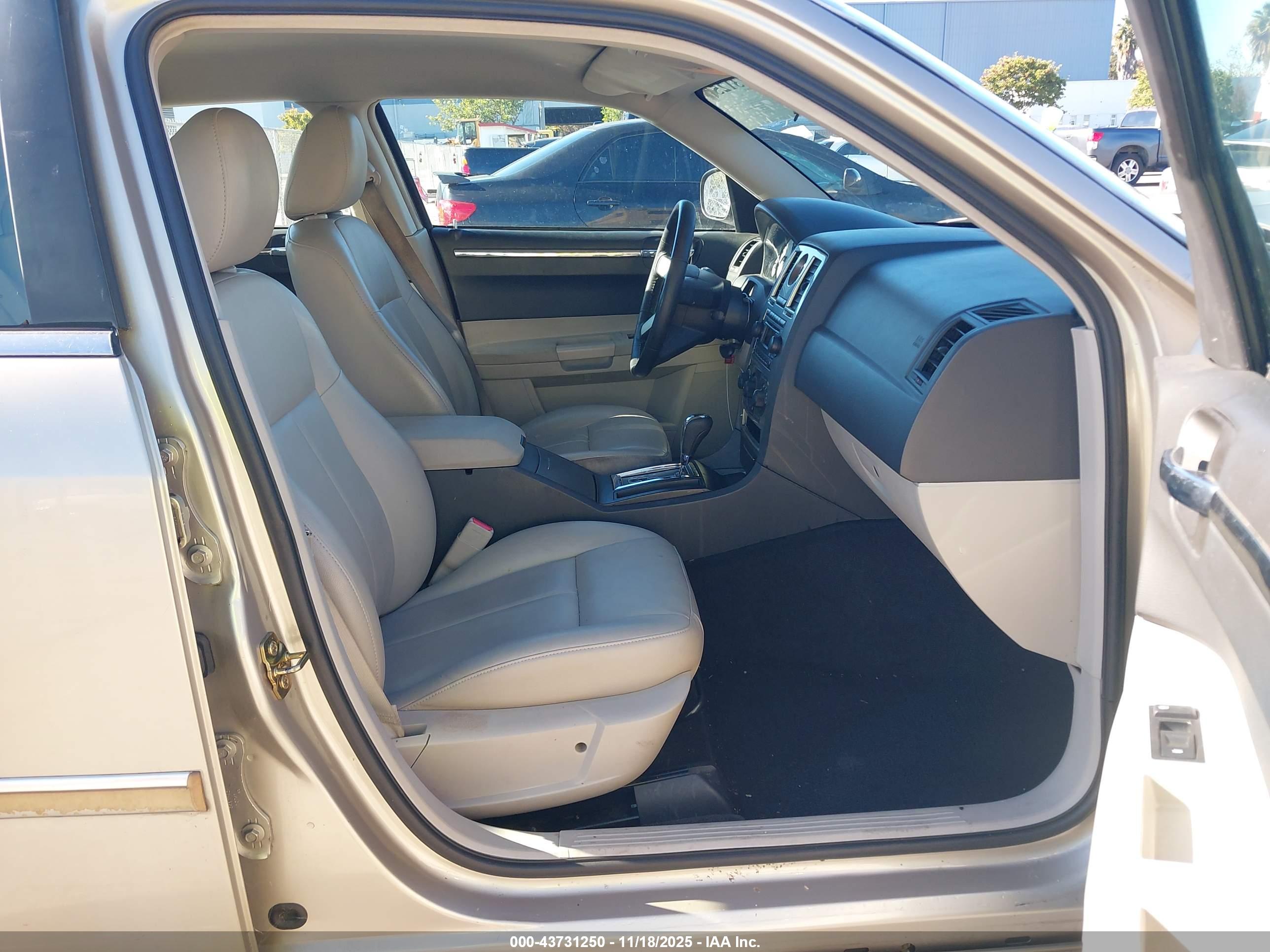 CHRYSLER 300 image 5