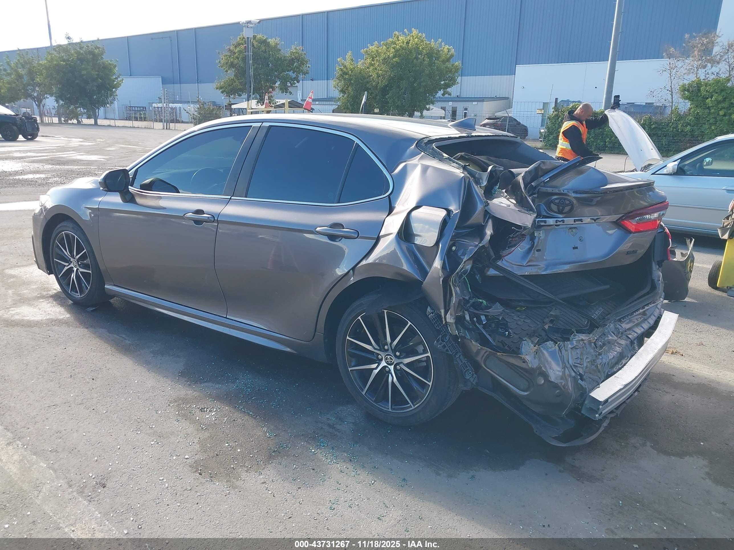 TOYOTA CAMRY image 3