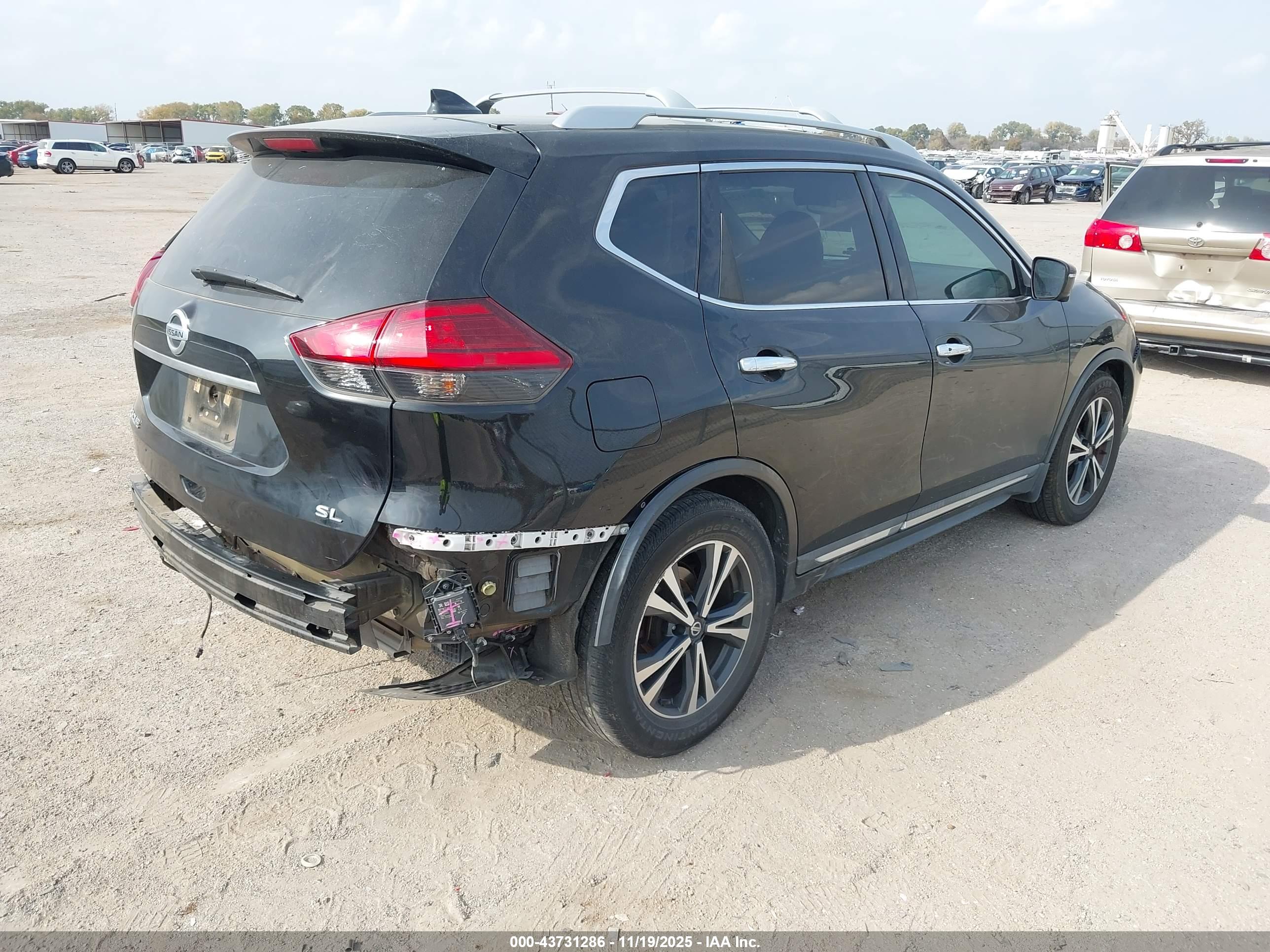 NISSAN ROGUE image 4