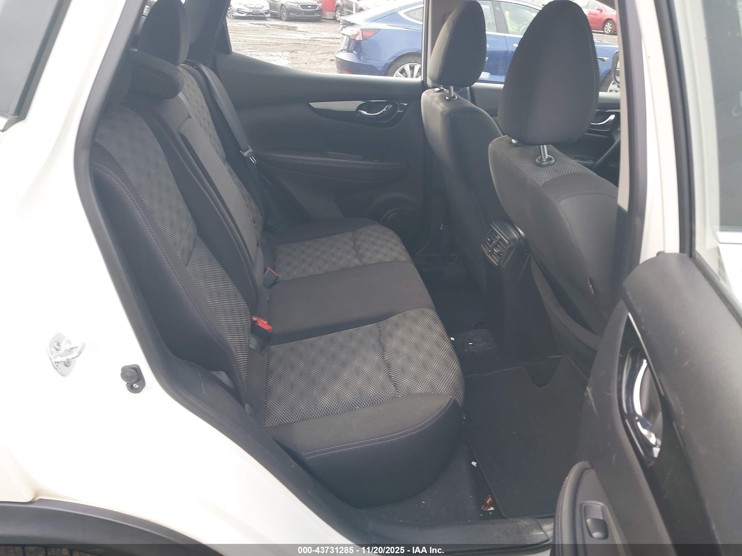 NISSAN ROGUE image 8