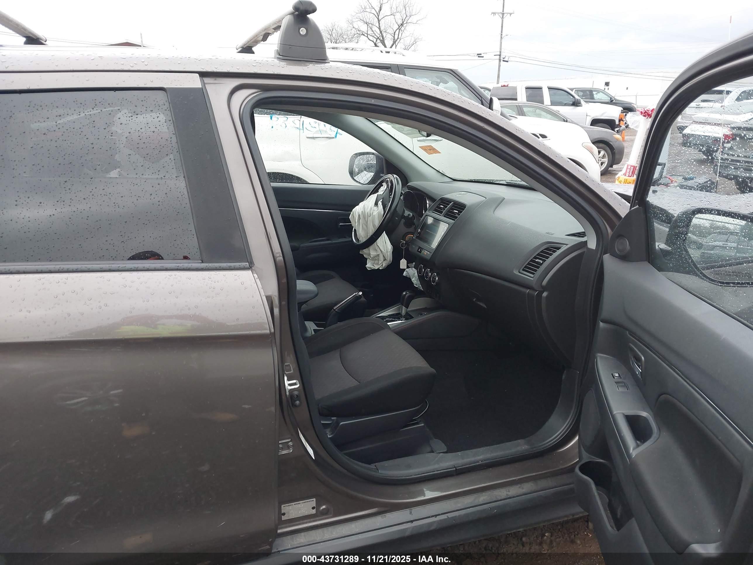 MITSUBISHI OUTLANDER image 5