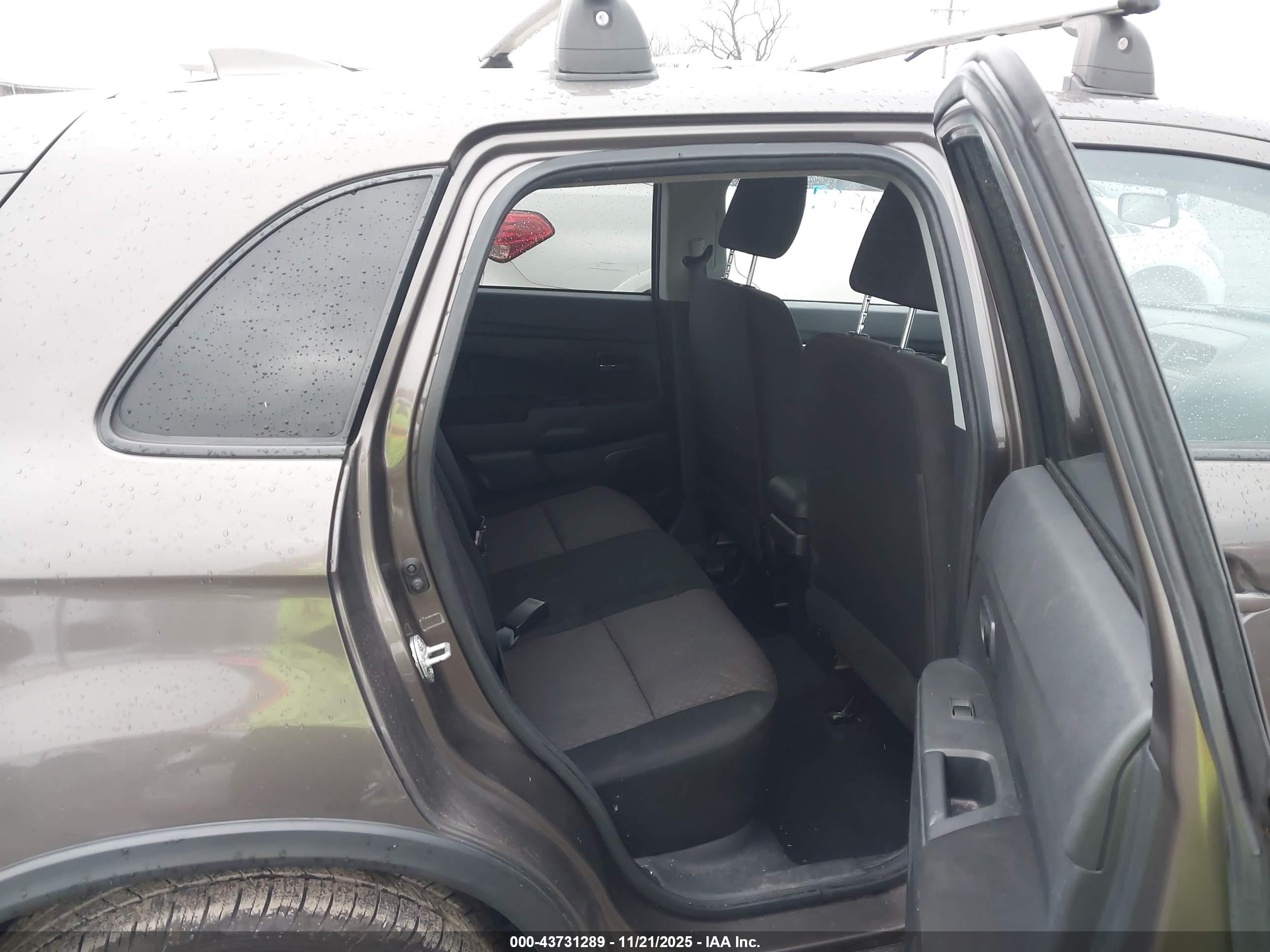 MITSUBISHI OUTLANDER image 8