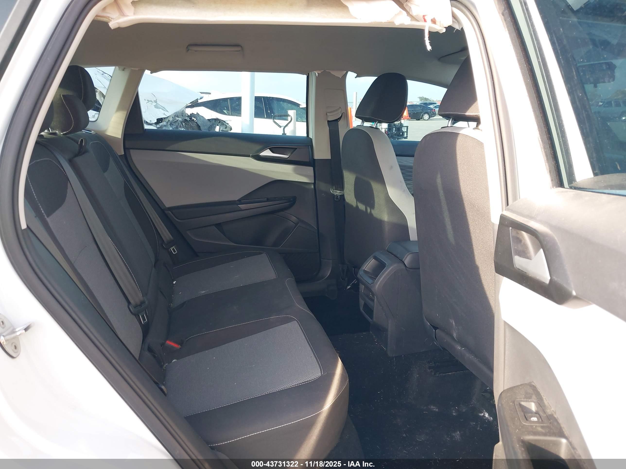 VOLKSWAGEN TAOS image 8