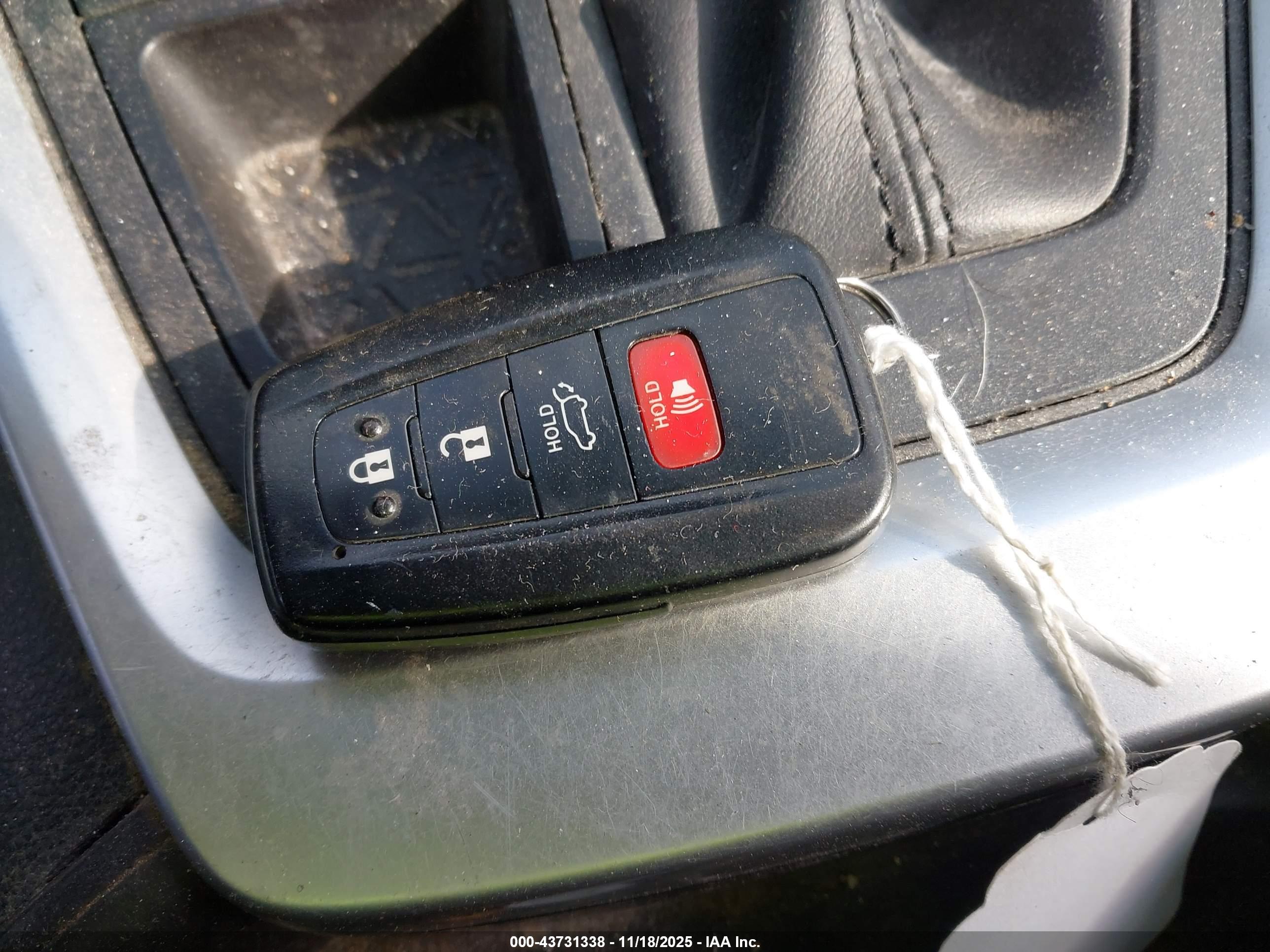 TOYOTA RAV4 image 11