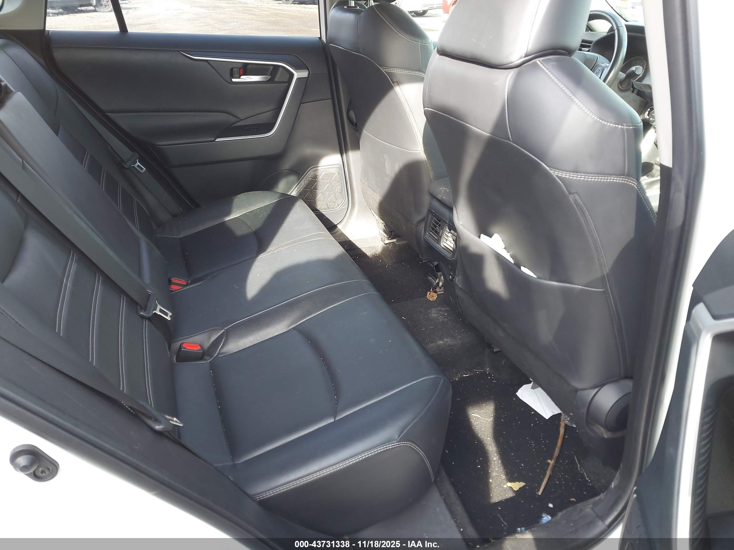 TOYOTA RAV4 image 8