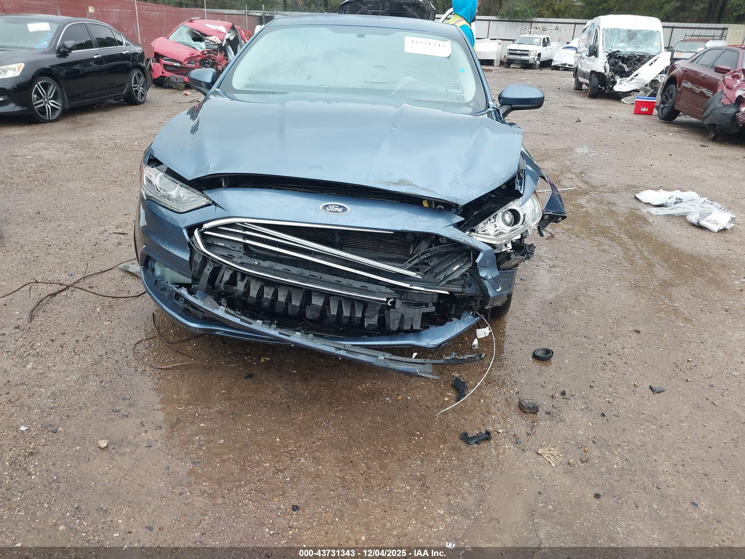 FORD FUSION image 6