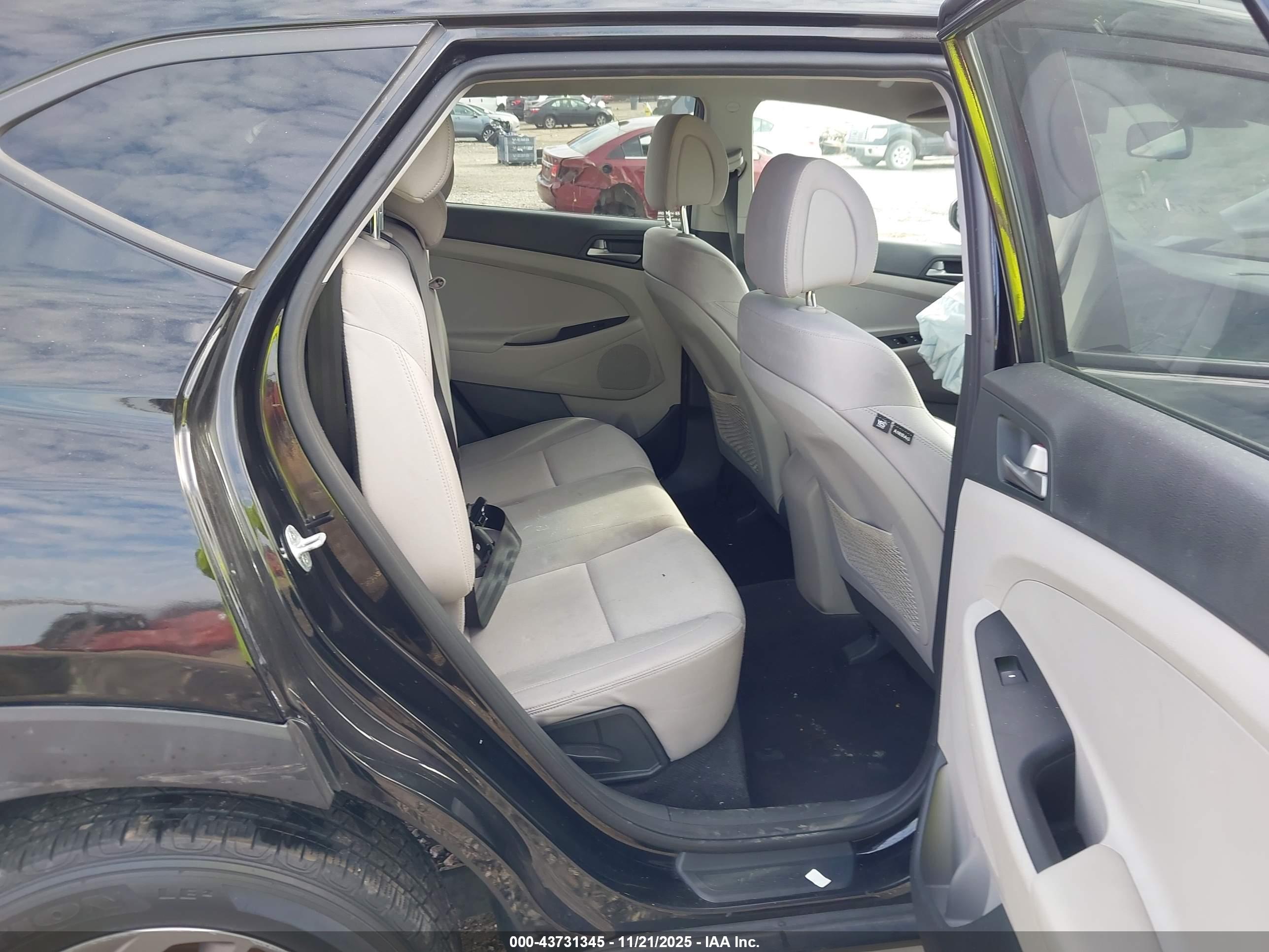 HYUNDAI TUCSON image 8