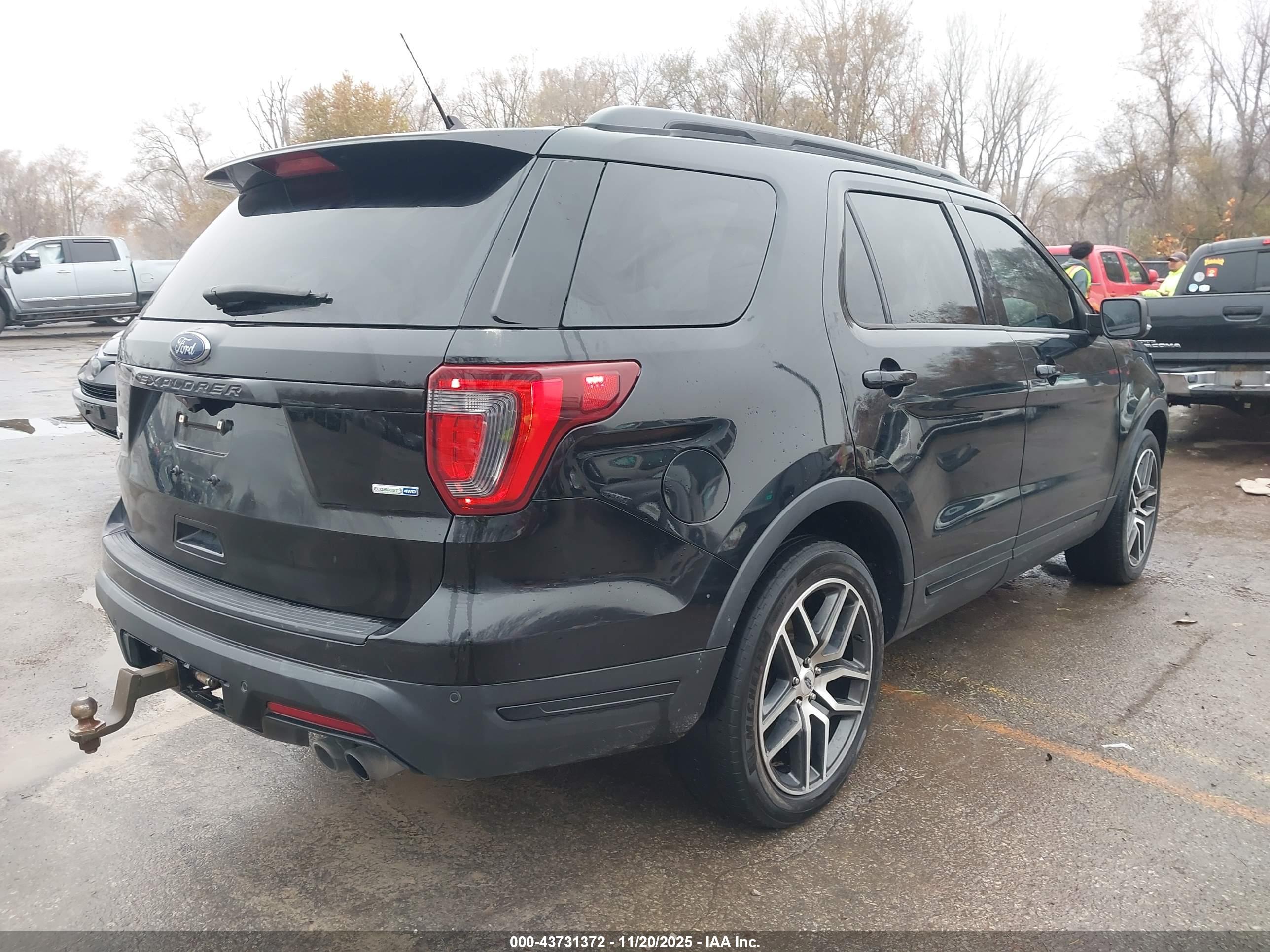 FORD EXPLORER image 4