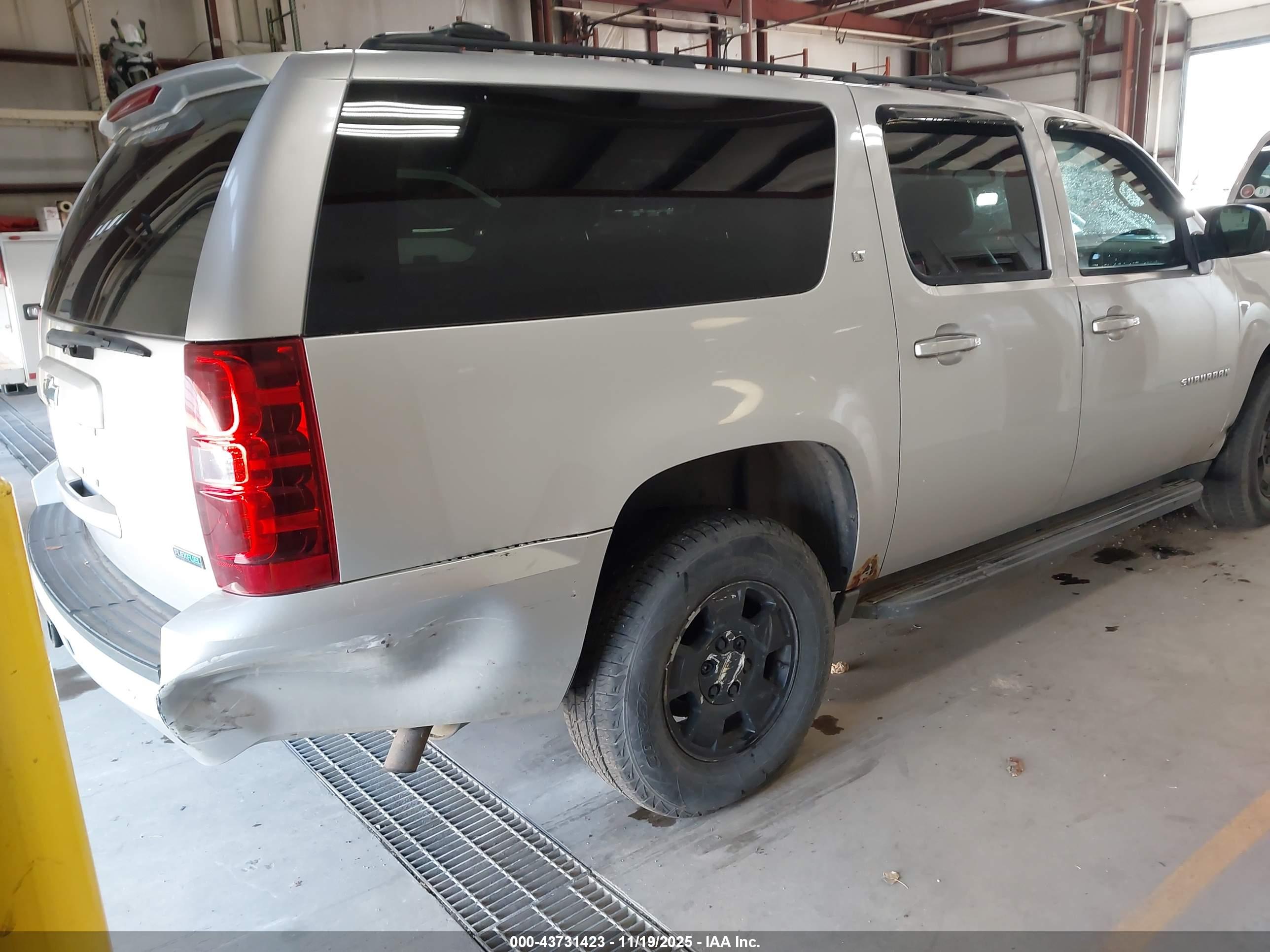 CHEVROLET SUBURBAN image 4