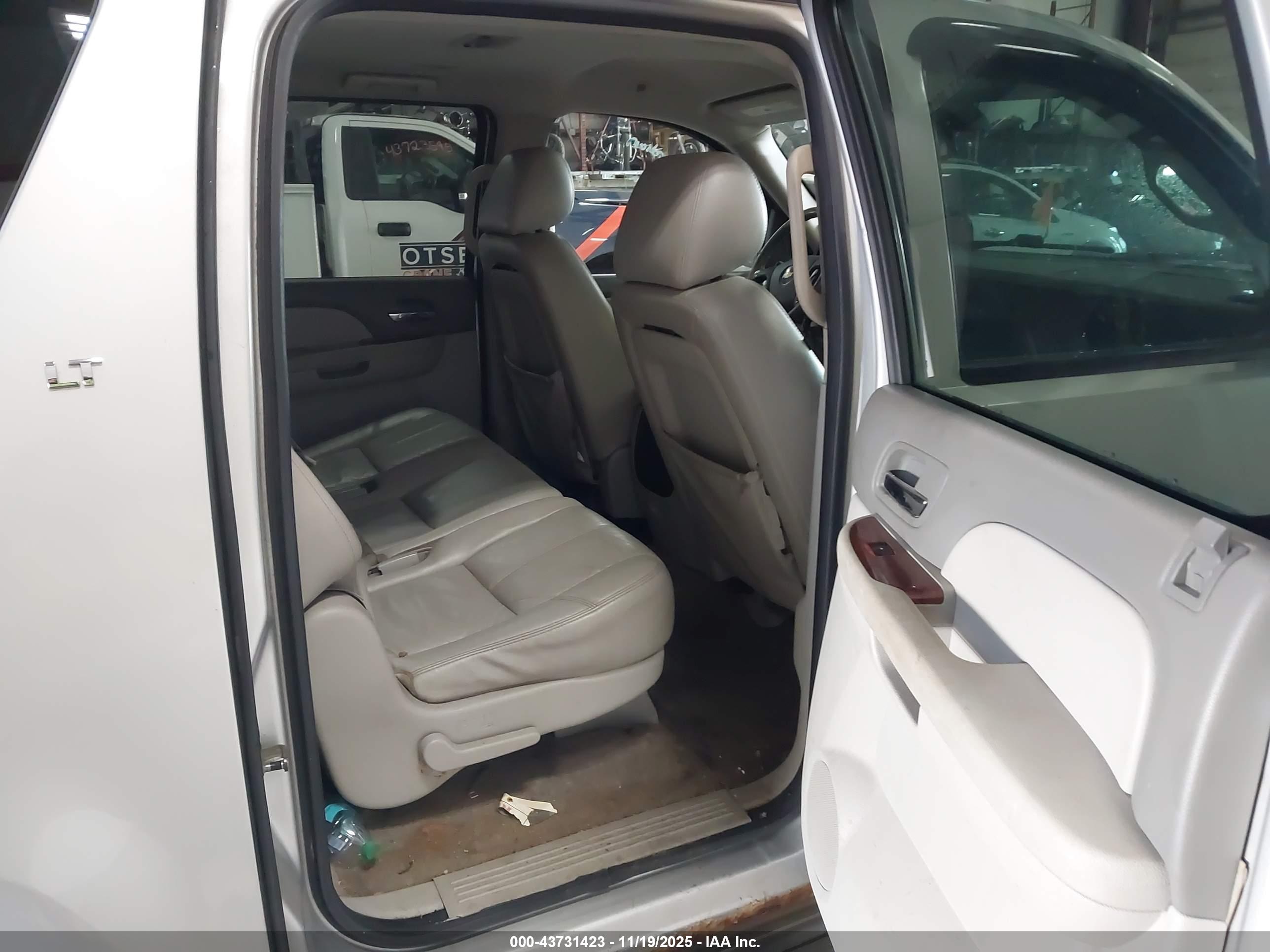 CHEVROLET SUBURBAN image 8