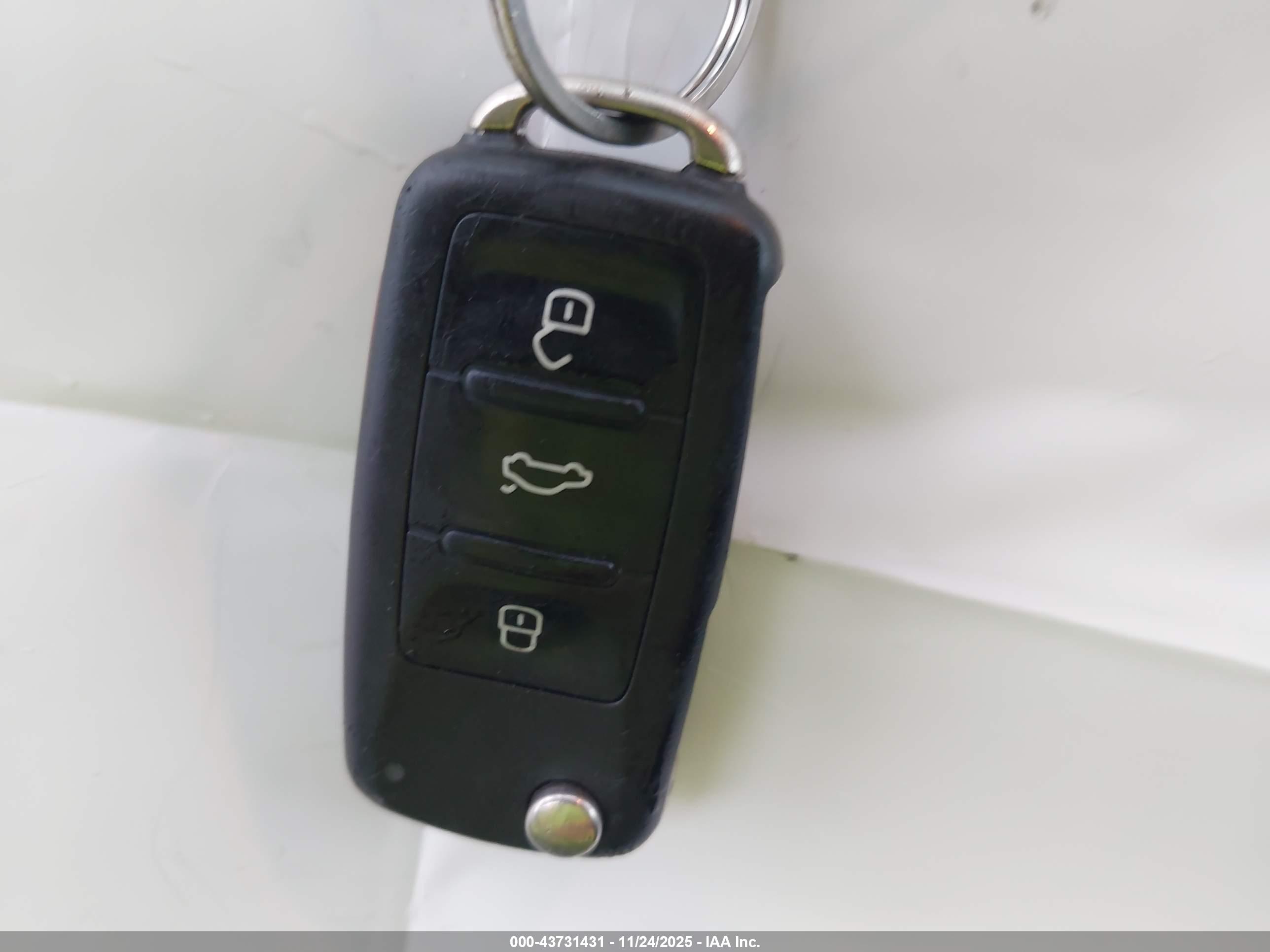 VOLKSWAGEN TIGUAN image 11