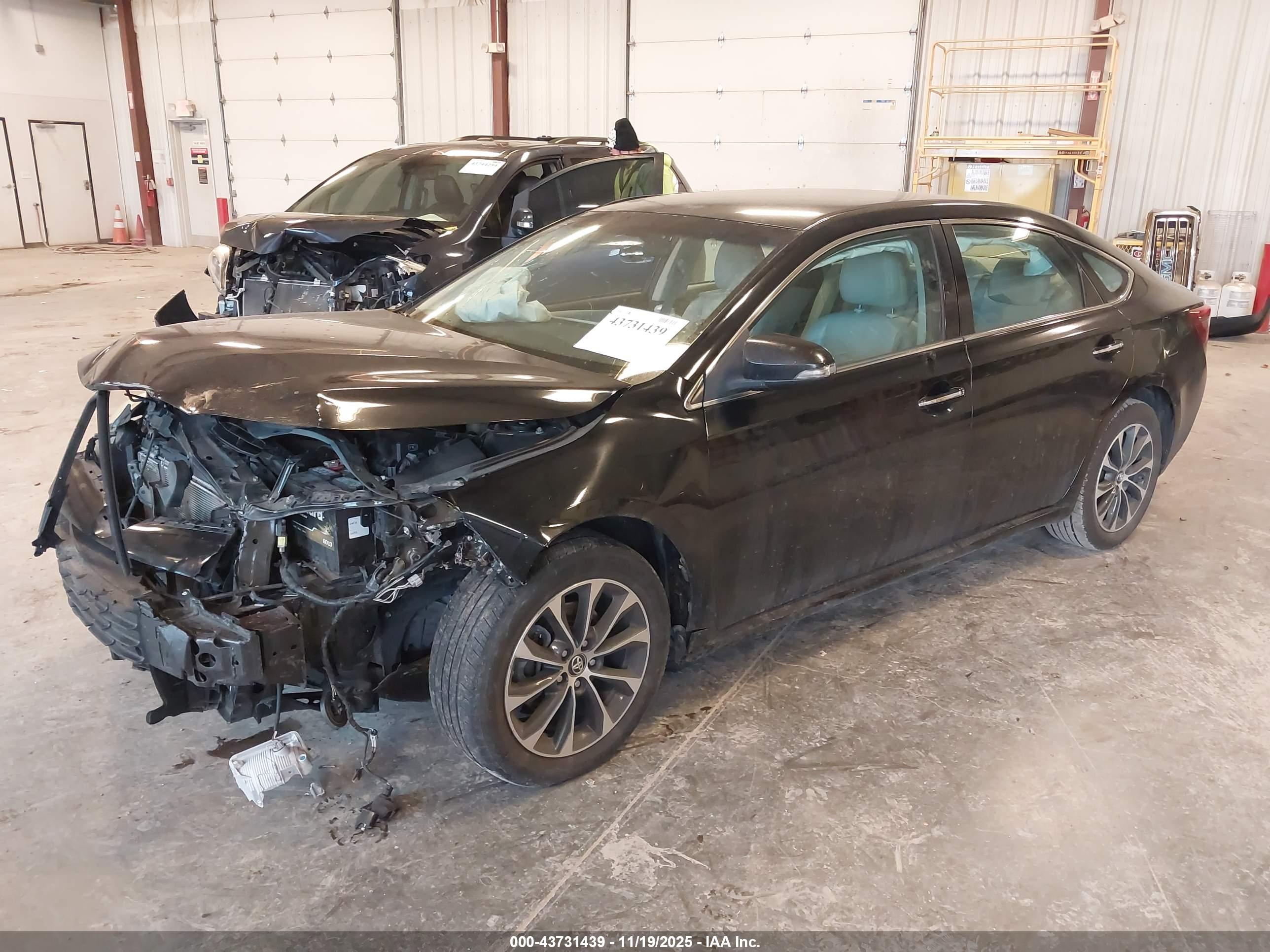 TOYOTA AVALON image 2