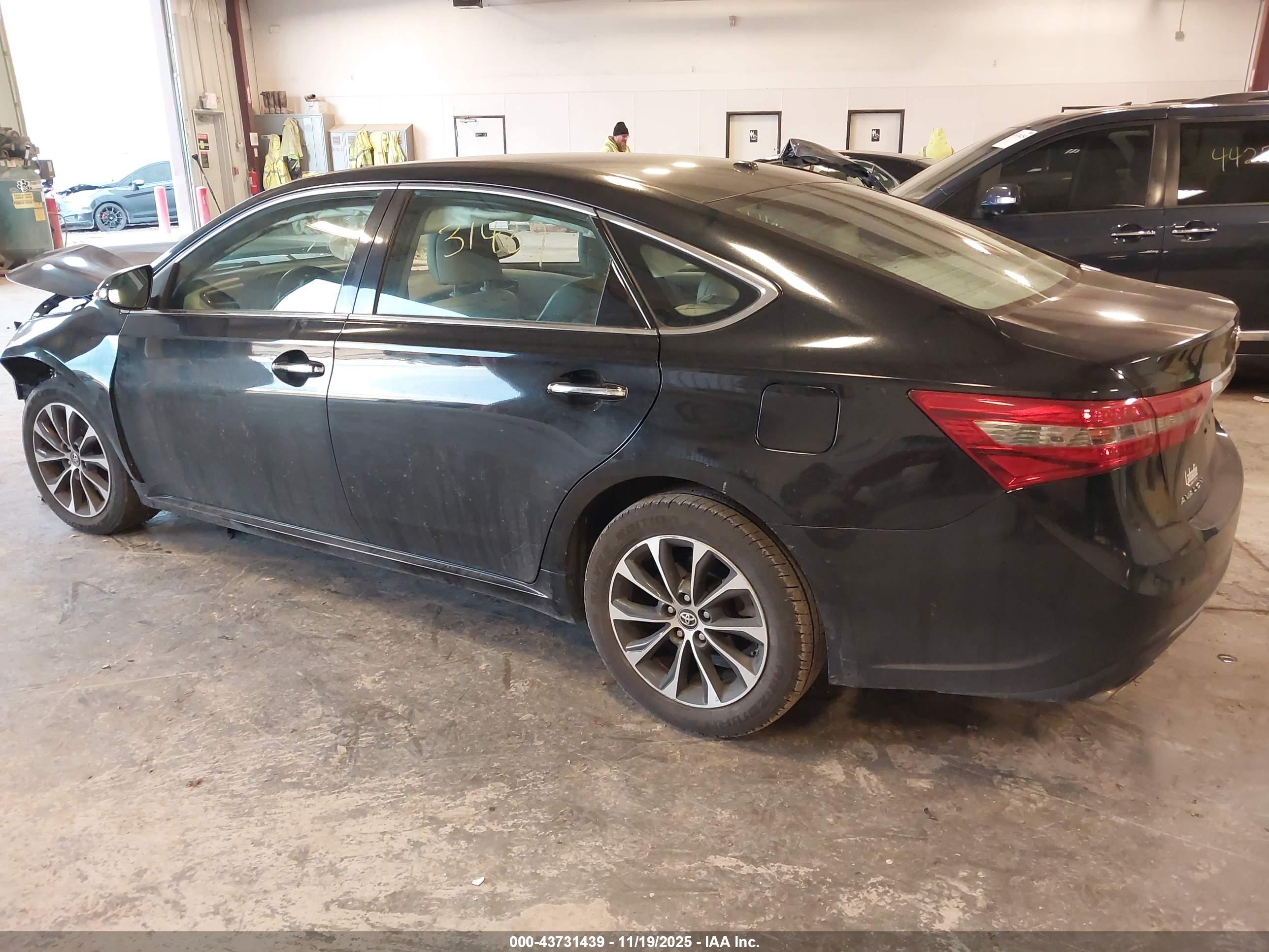 TOYOTA AVALON image 3