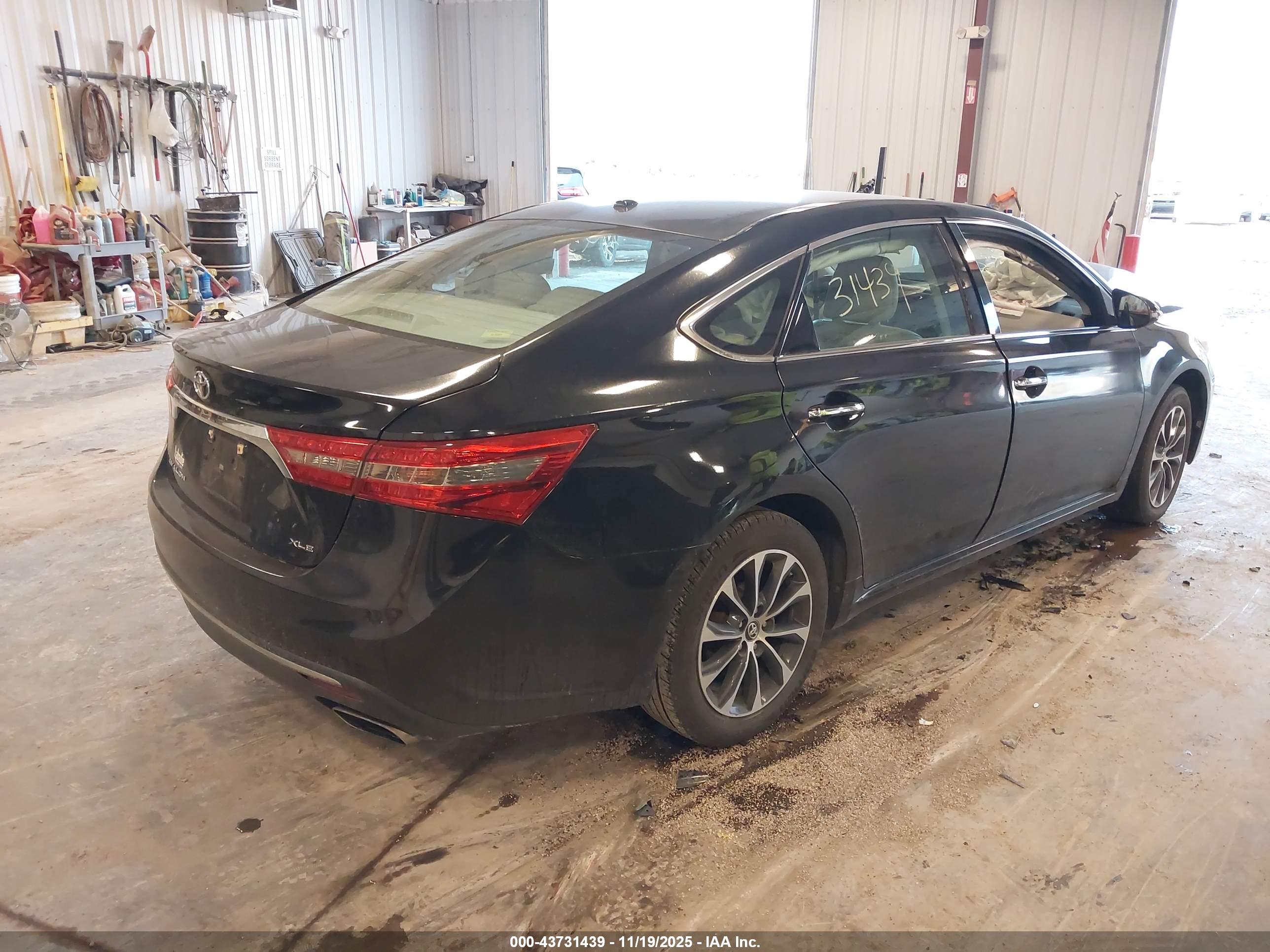 TOYOTA AVALON image 4