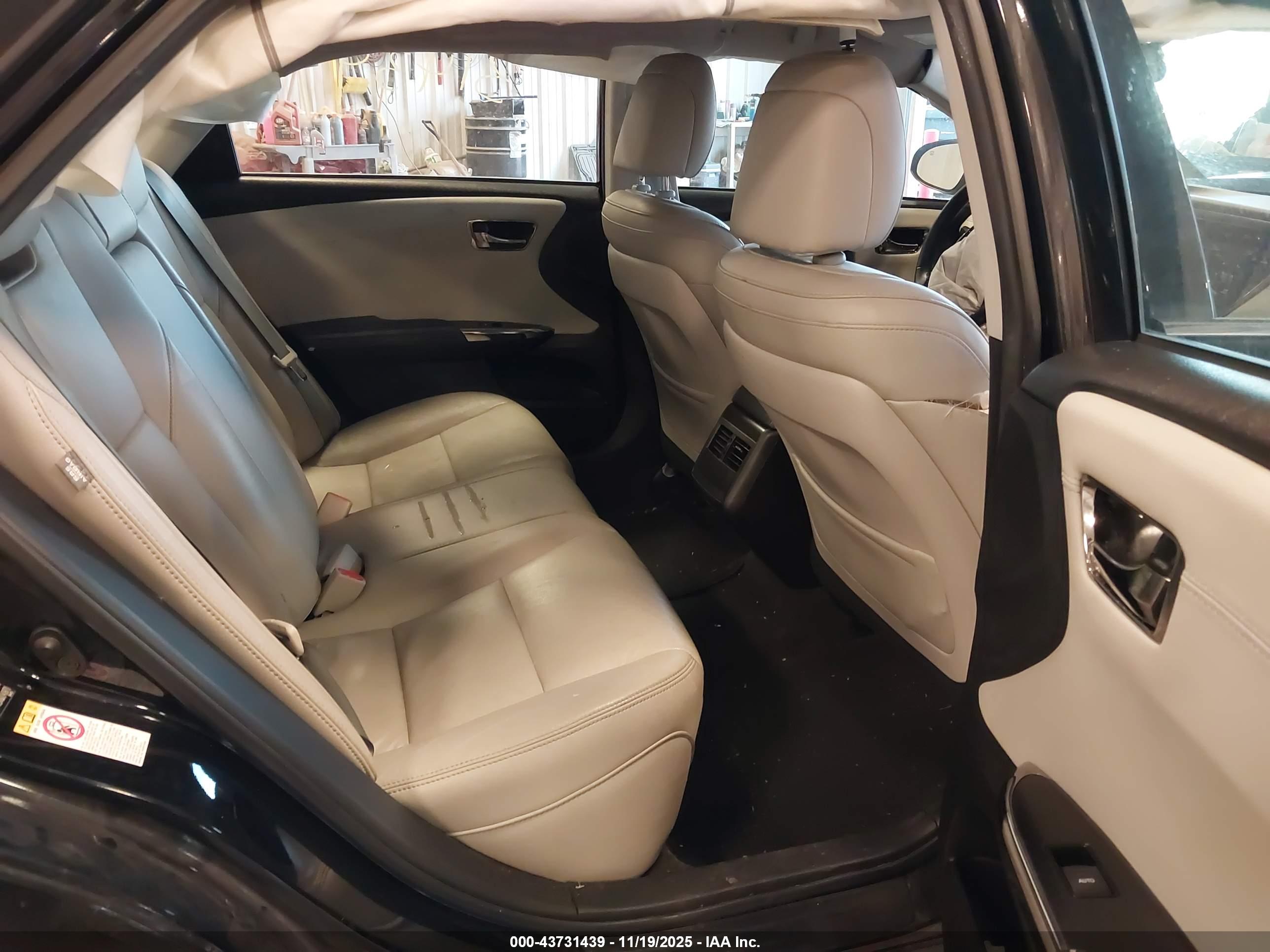 TOYOTA AVALON image 8