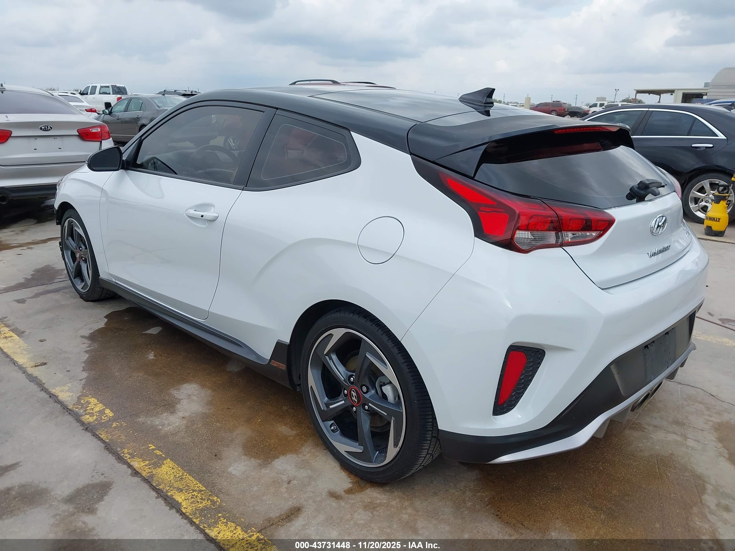 HYUNDAI VELOSTER image 3