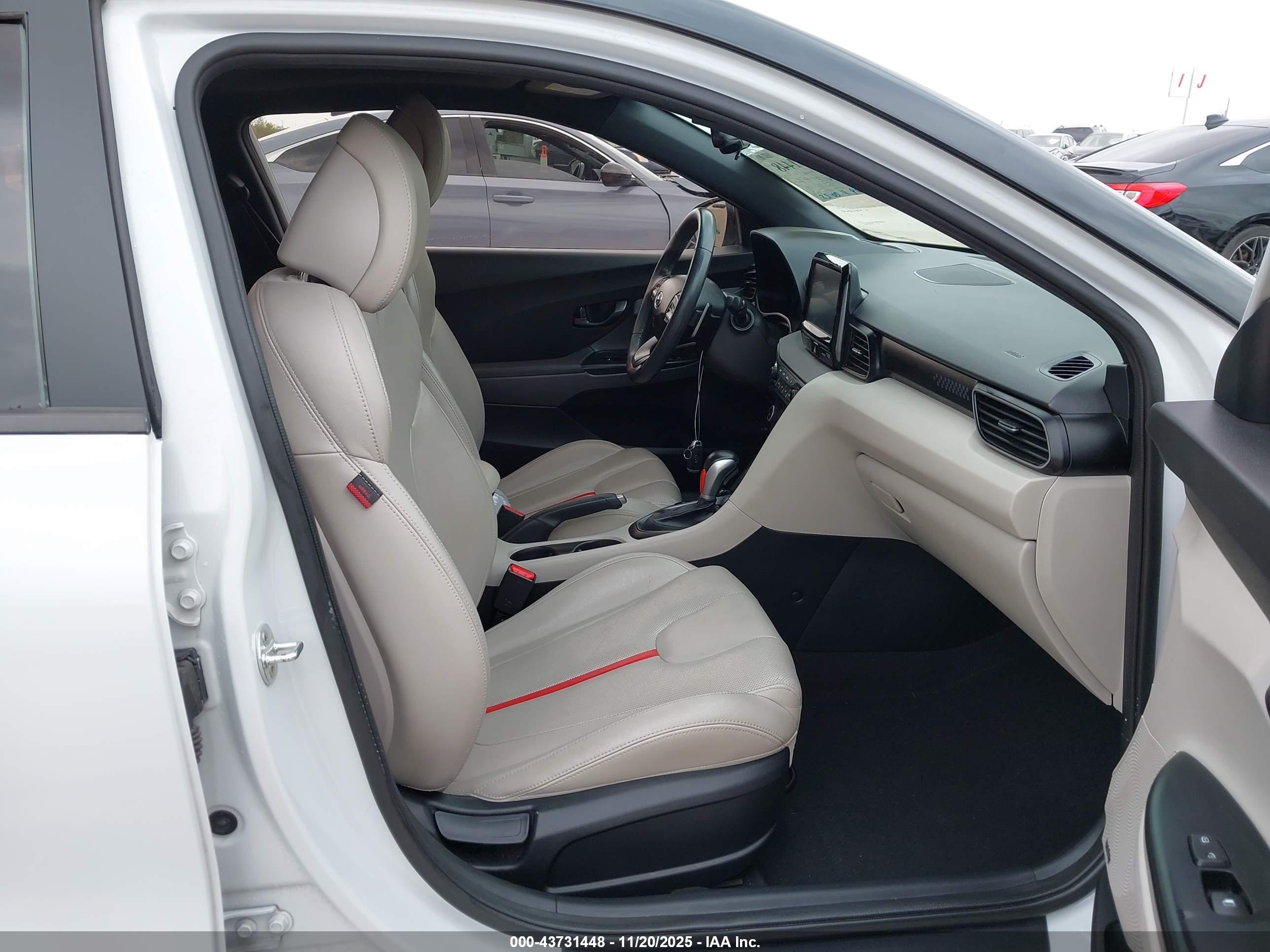 HYUNDAI VELOSTER image 5