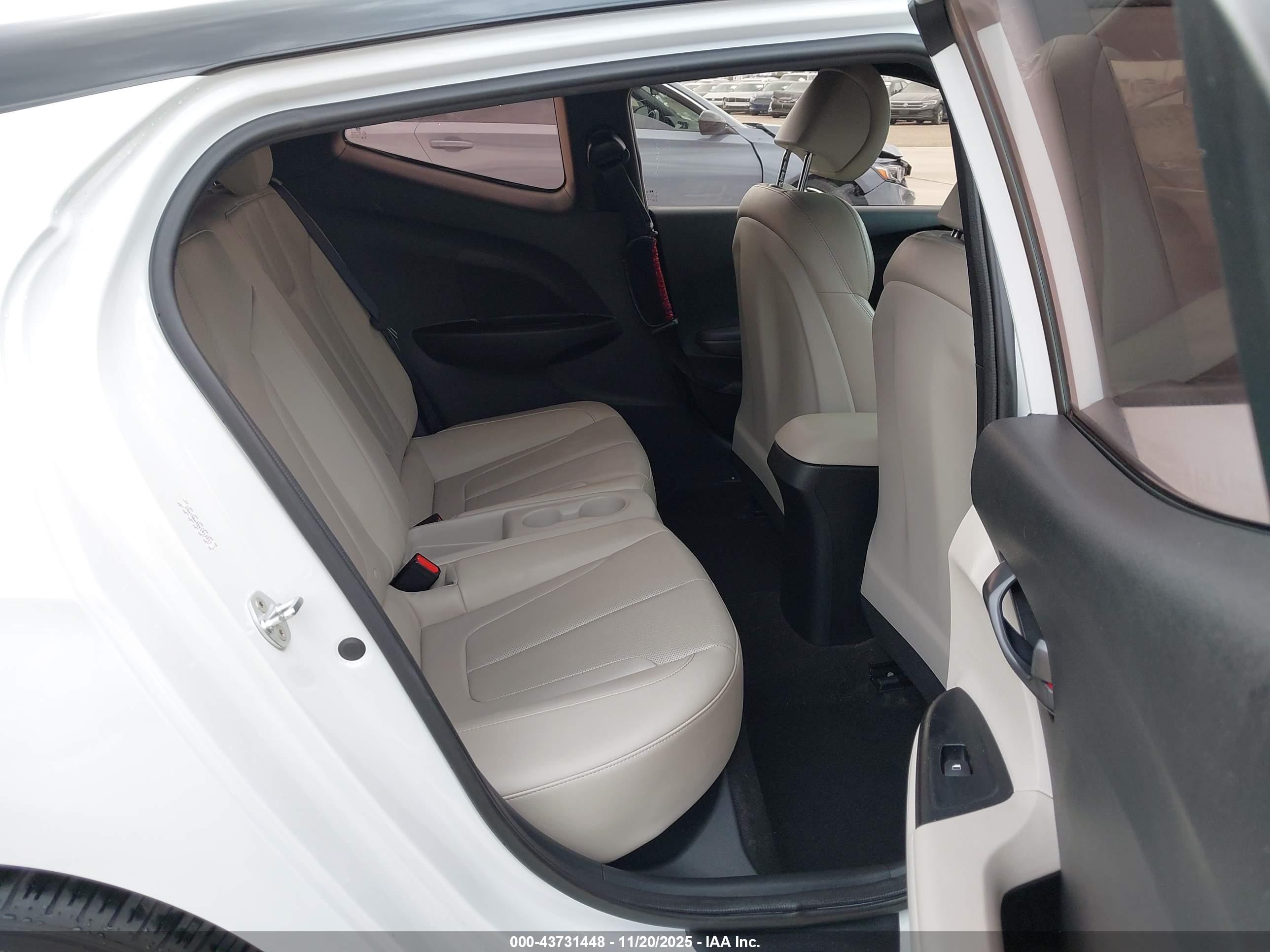 HYUNDAI VELOSTER image 8
