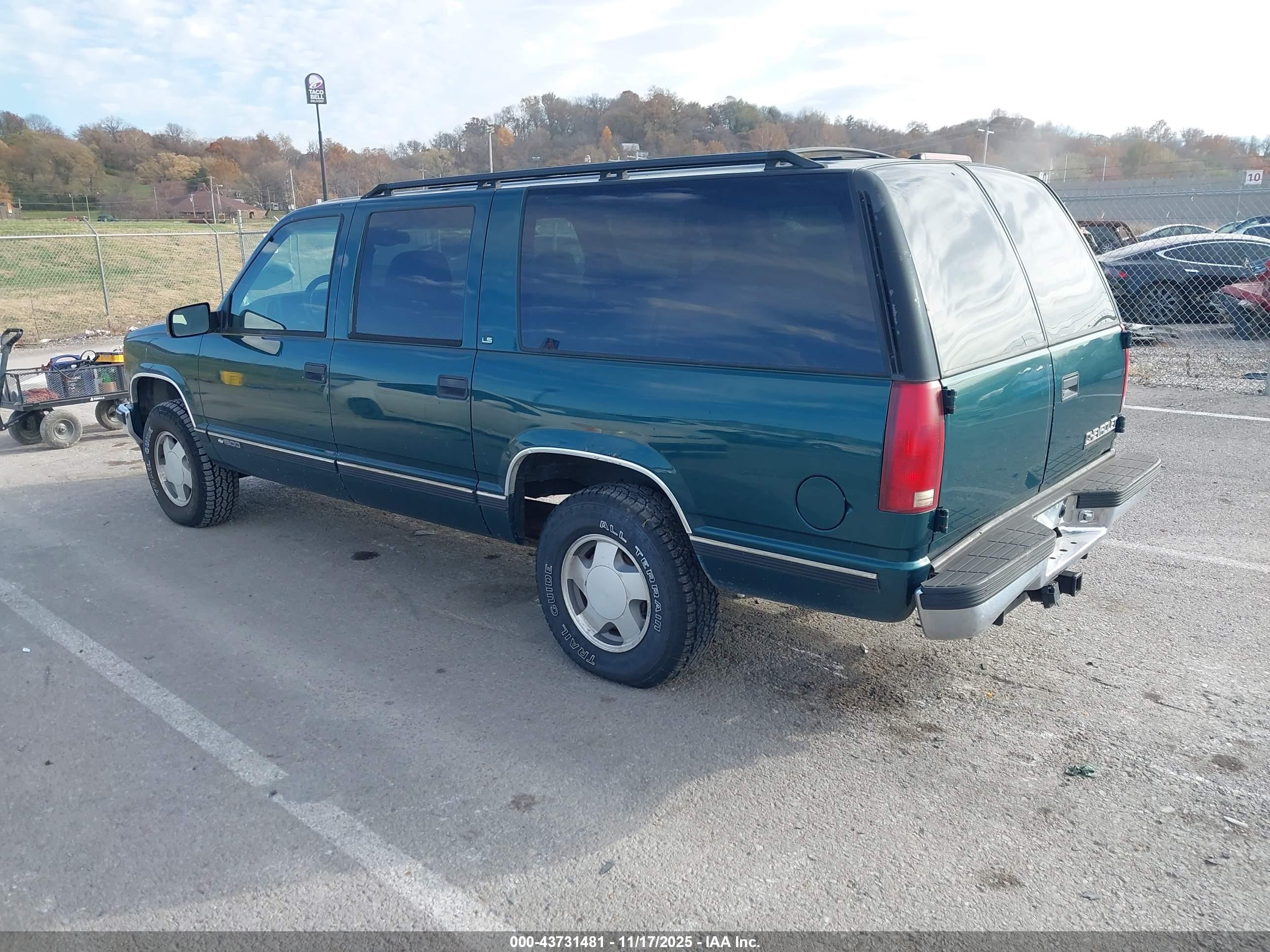 CHEVROLET SUBURBAN image 3