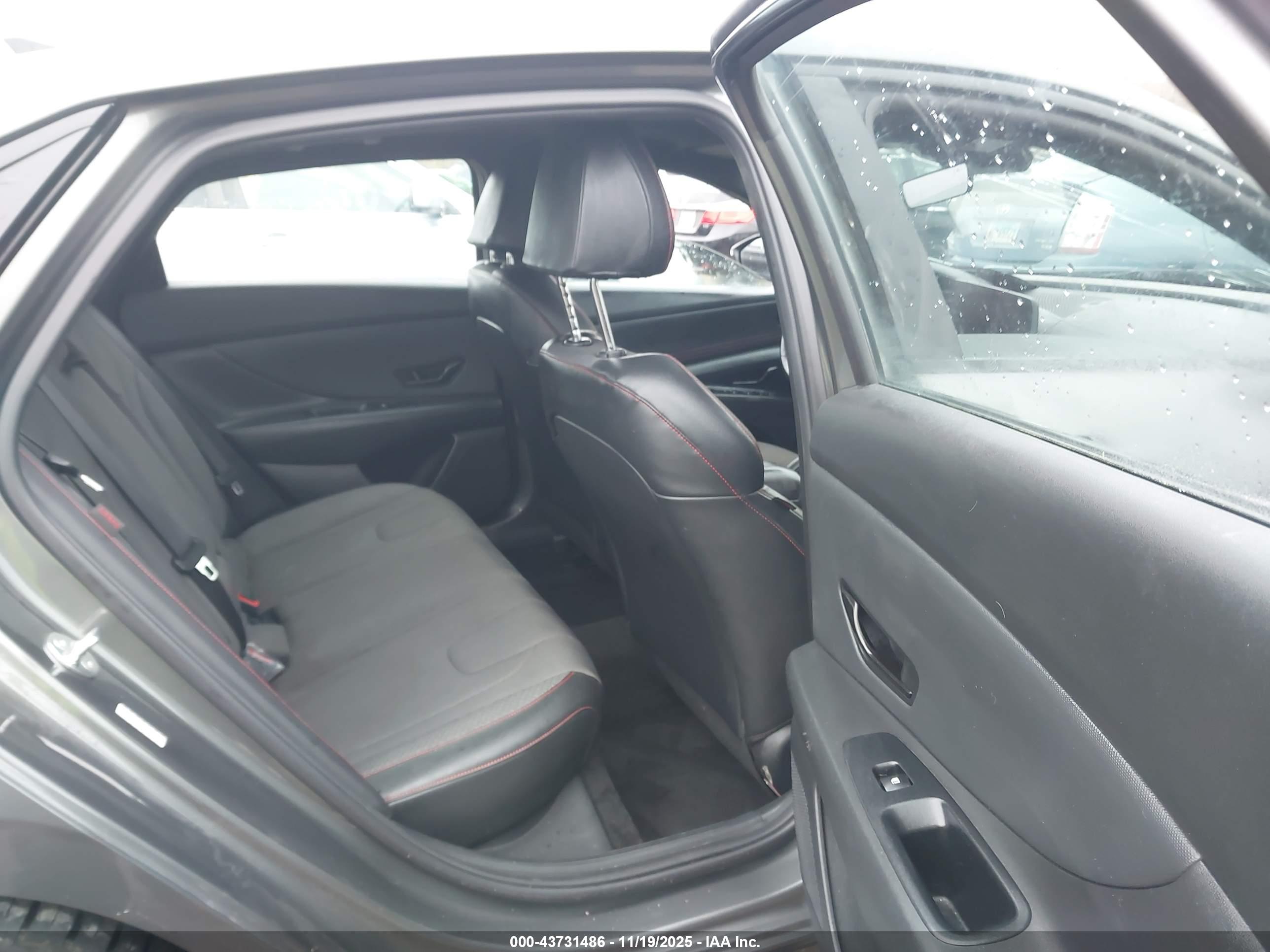 HYUNDAI ELANTRA image 8