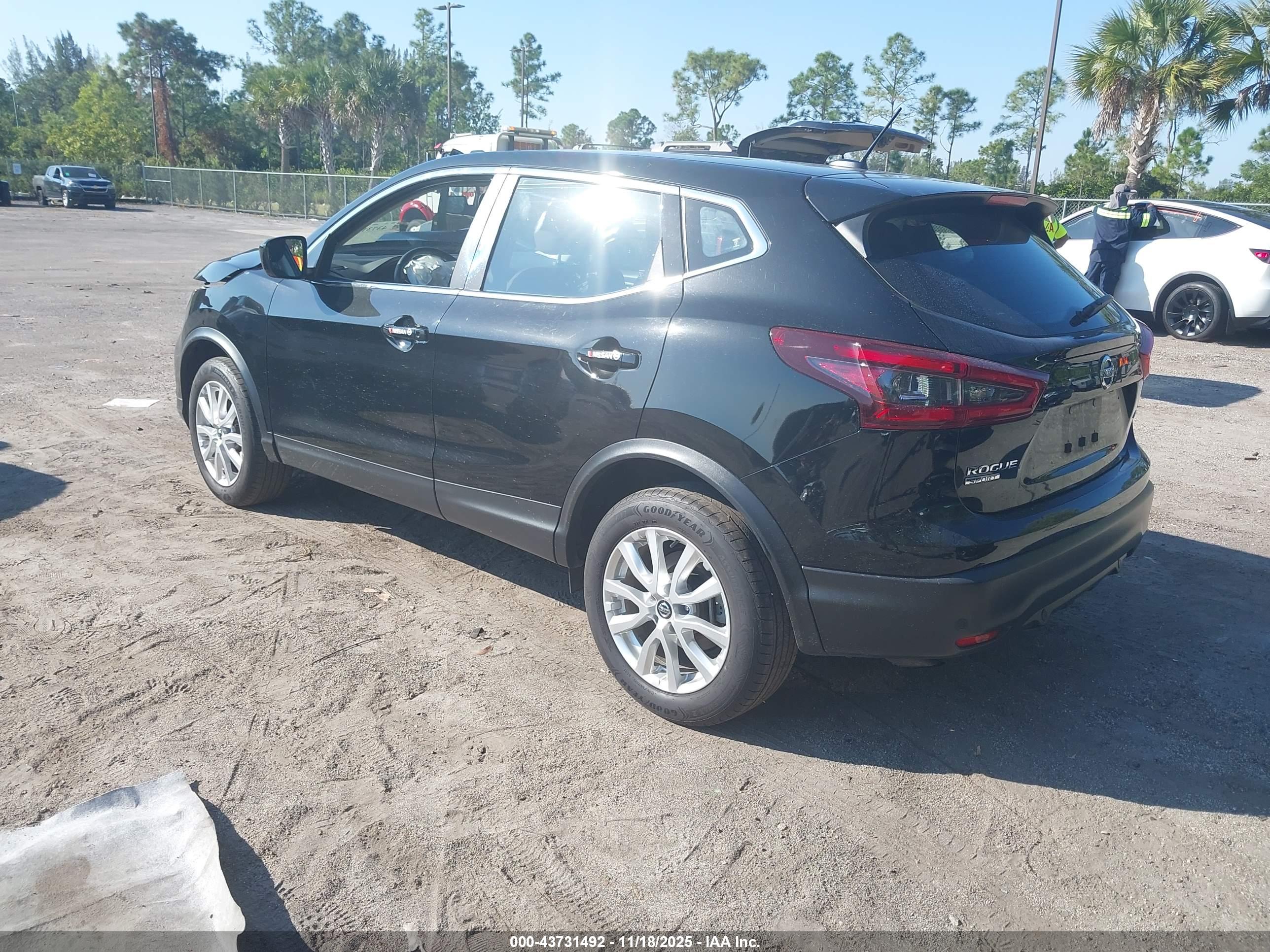 NISSAN ROGUE image 3