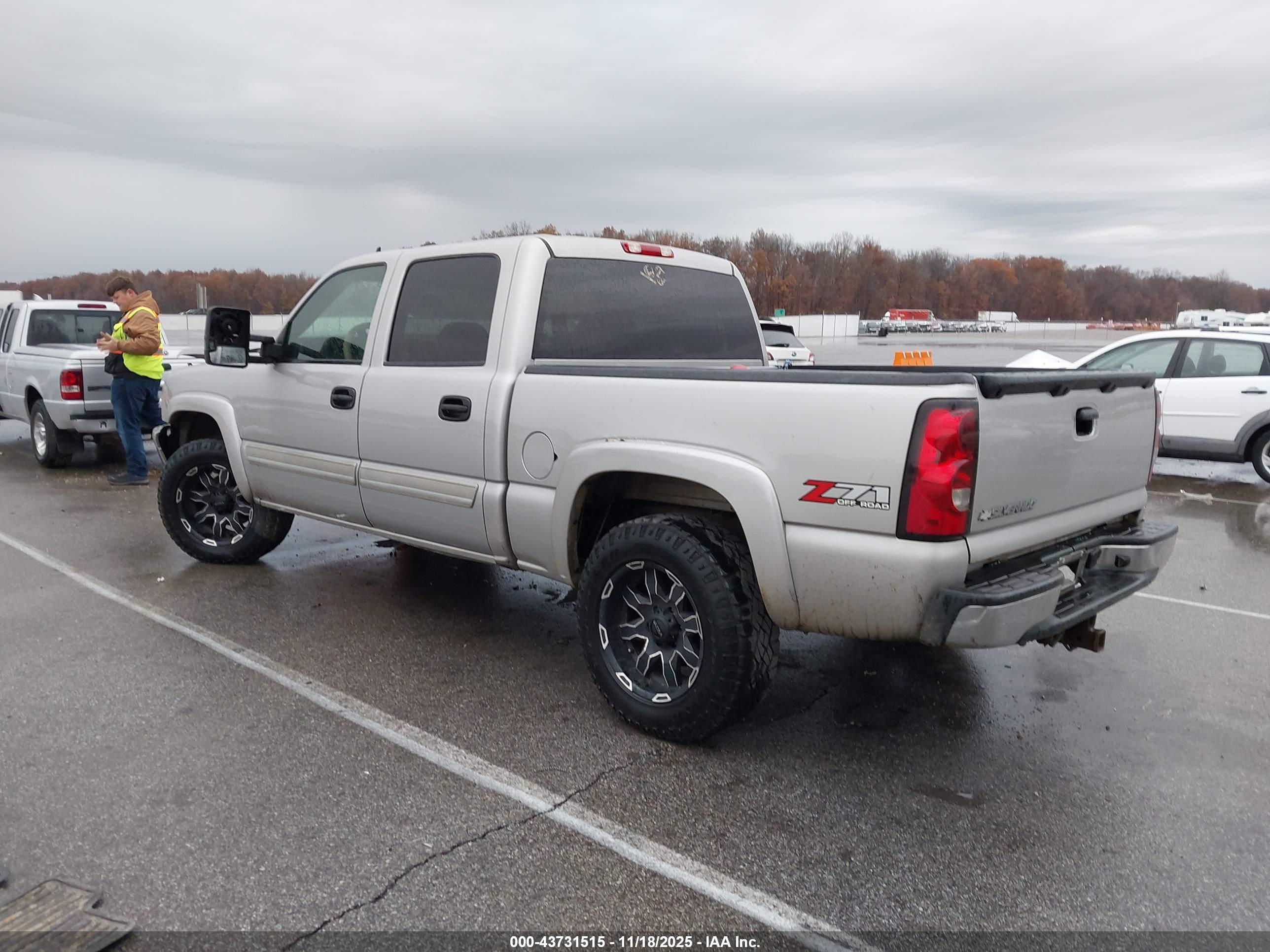 CHEVROLET SILVERADO image 3
