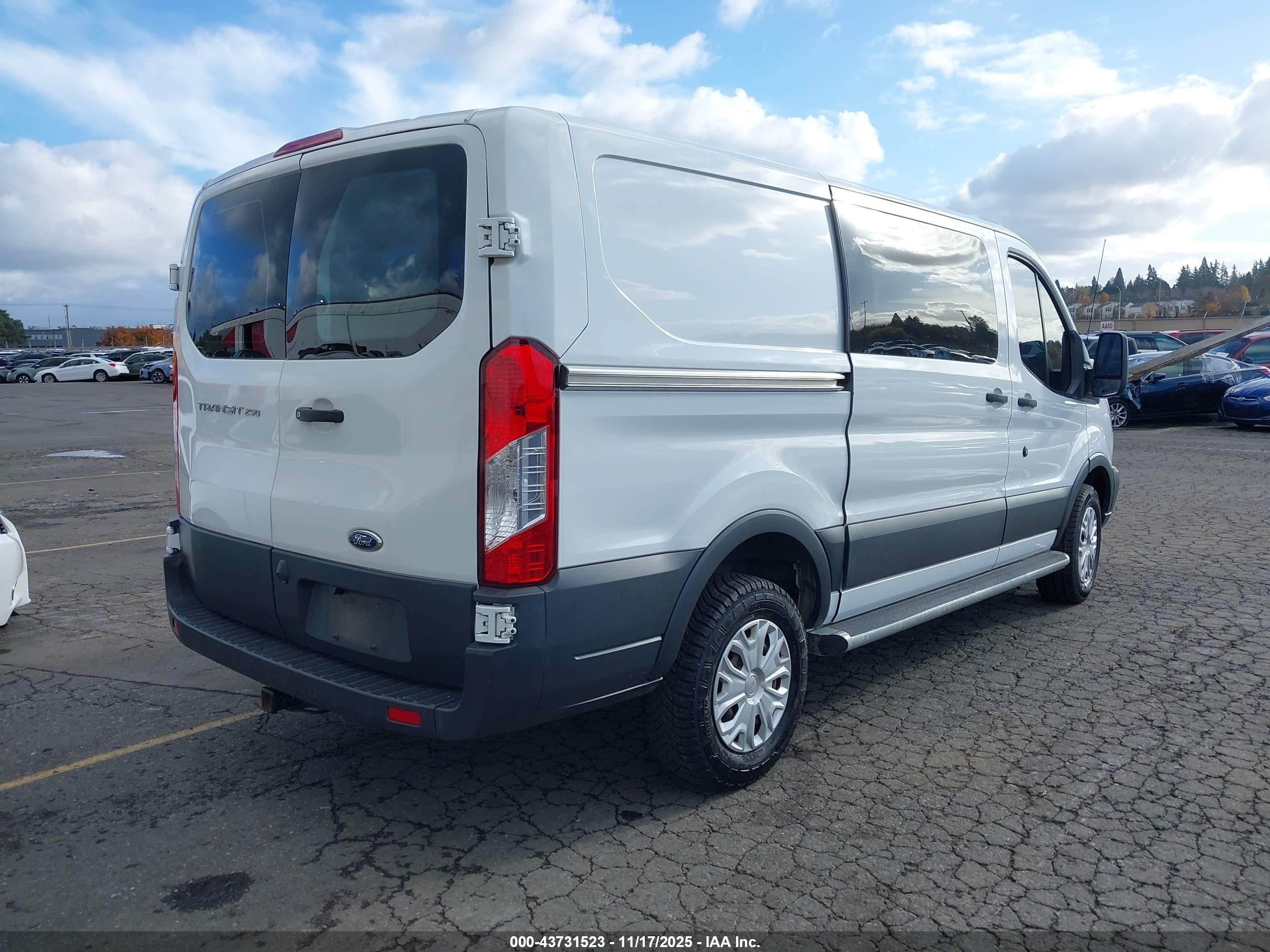 FORD TRANSIT-250 image 4