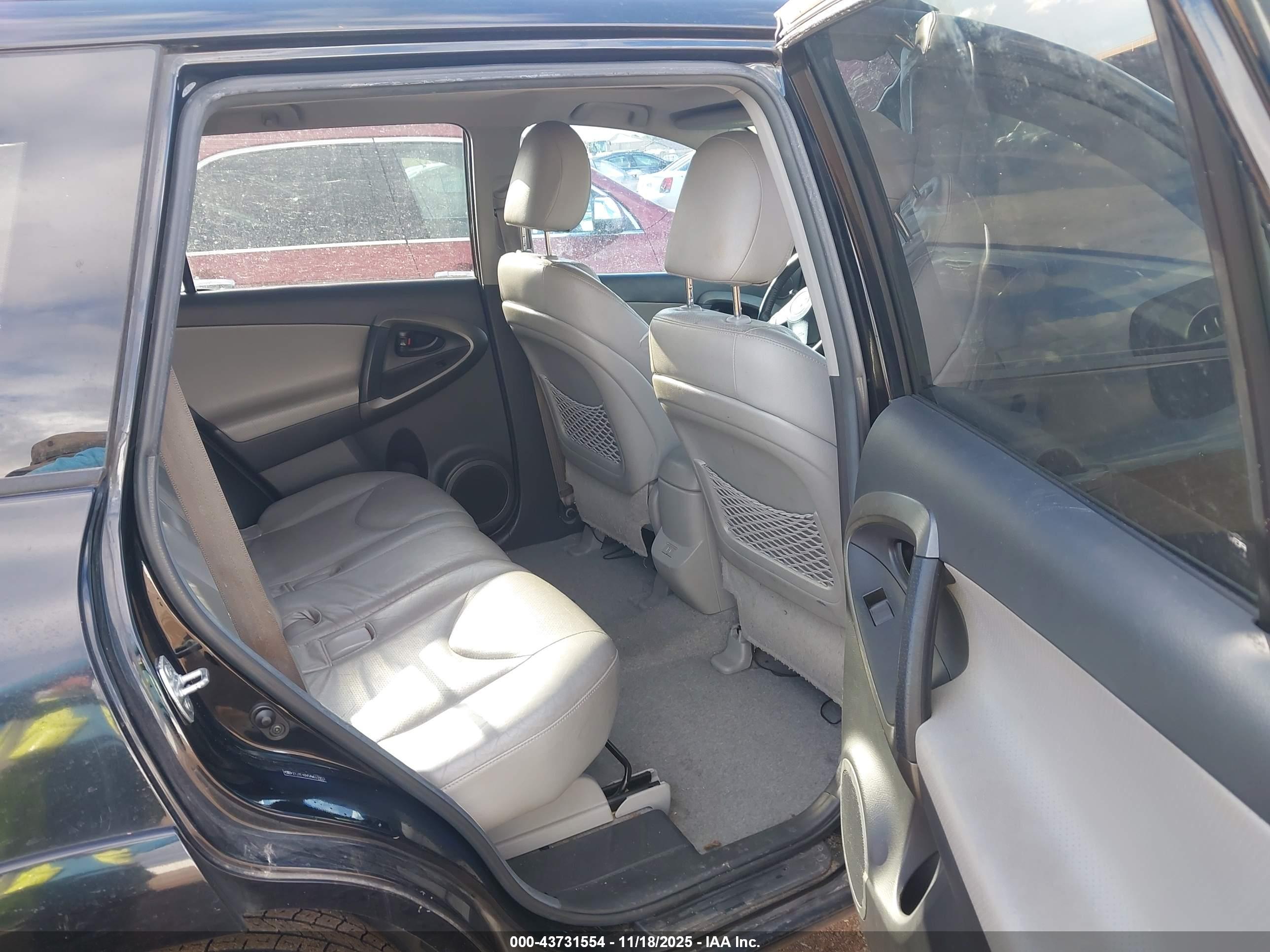 TOYOTA RAV4 image 8