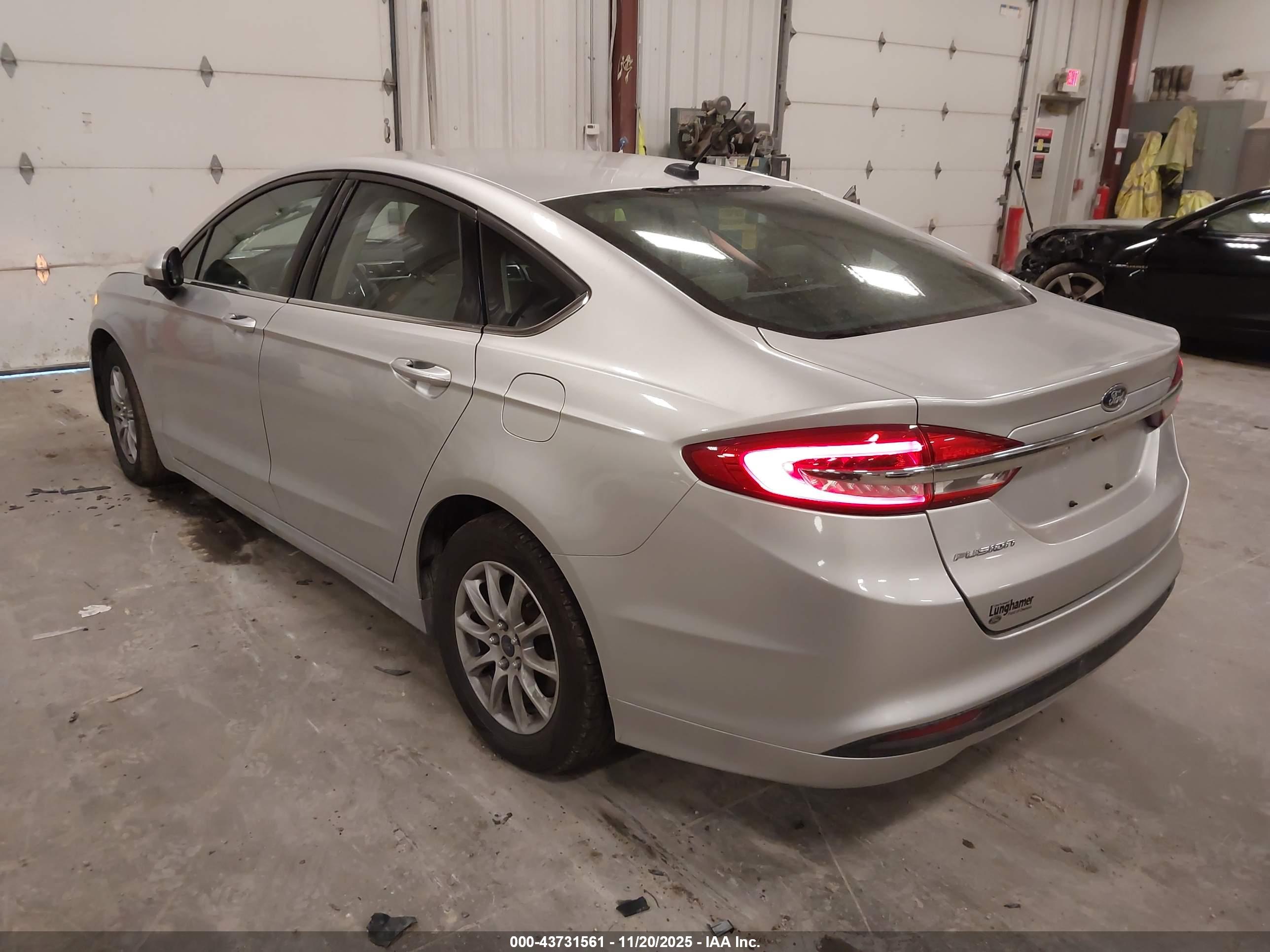 FORD FUSION image 3