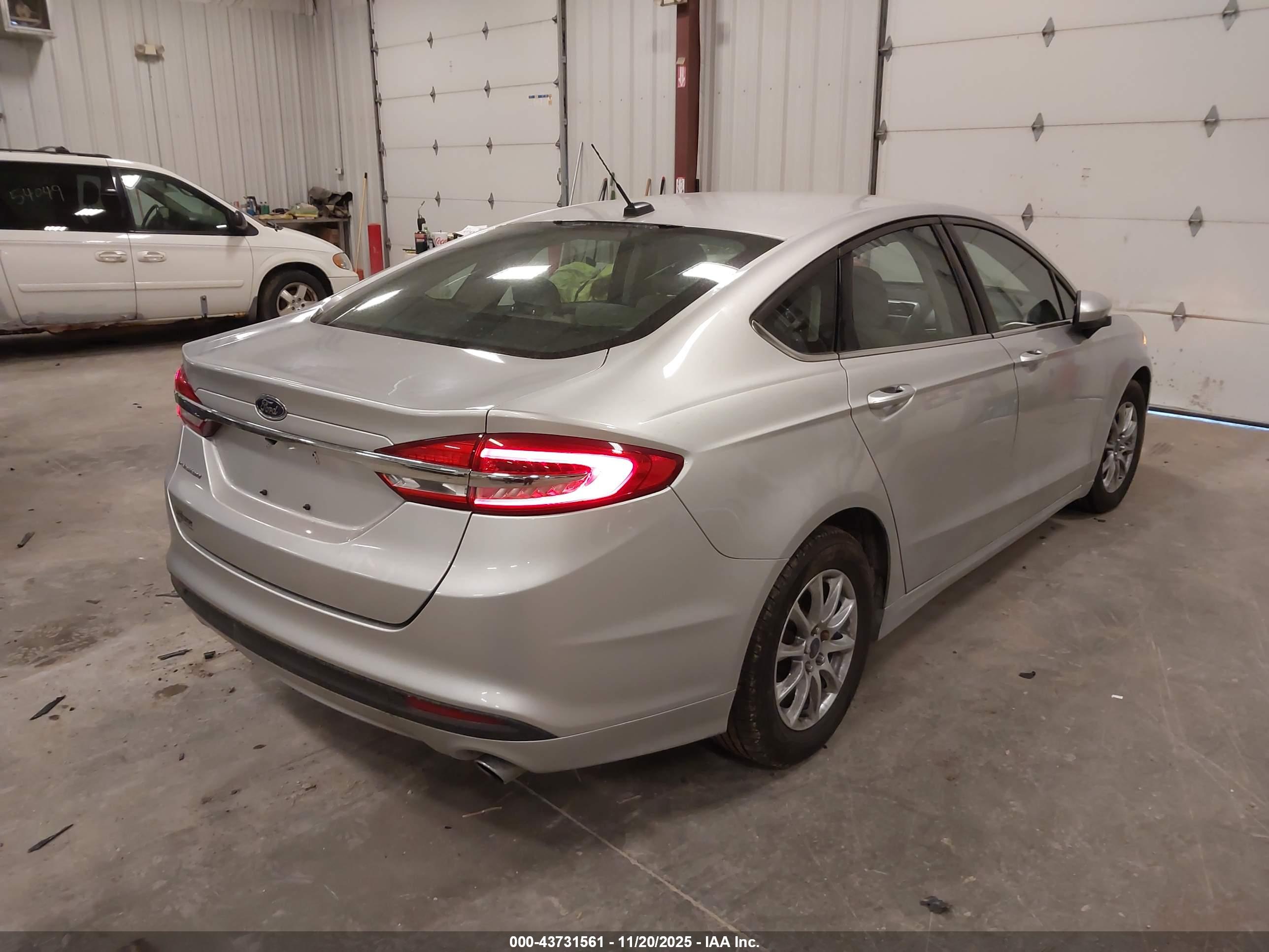 FORD FUSION image 4