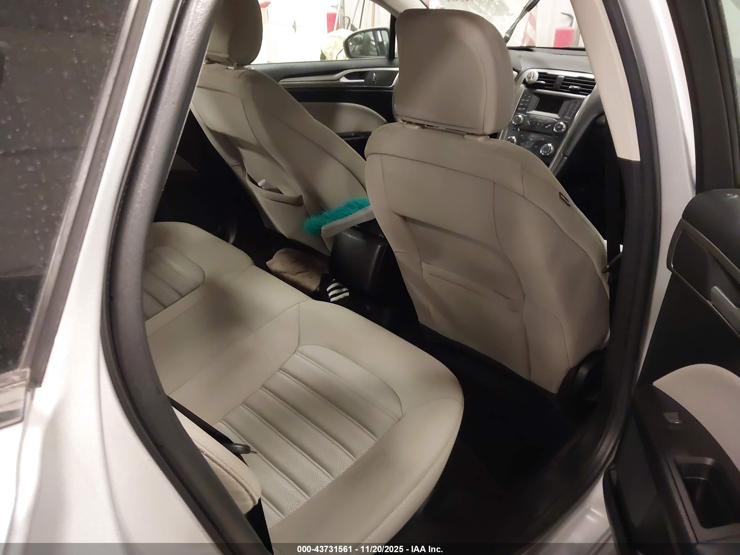 FORD FUSION image 8