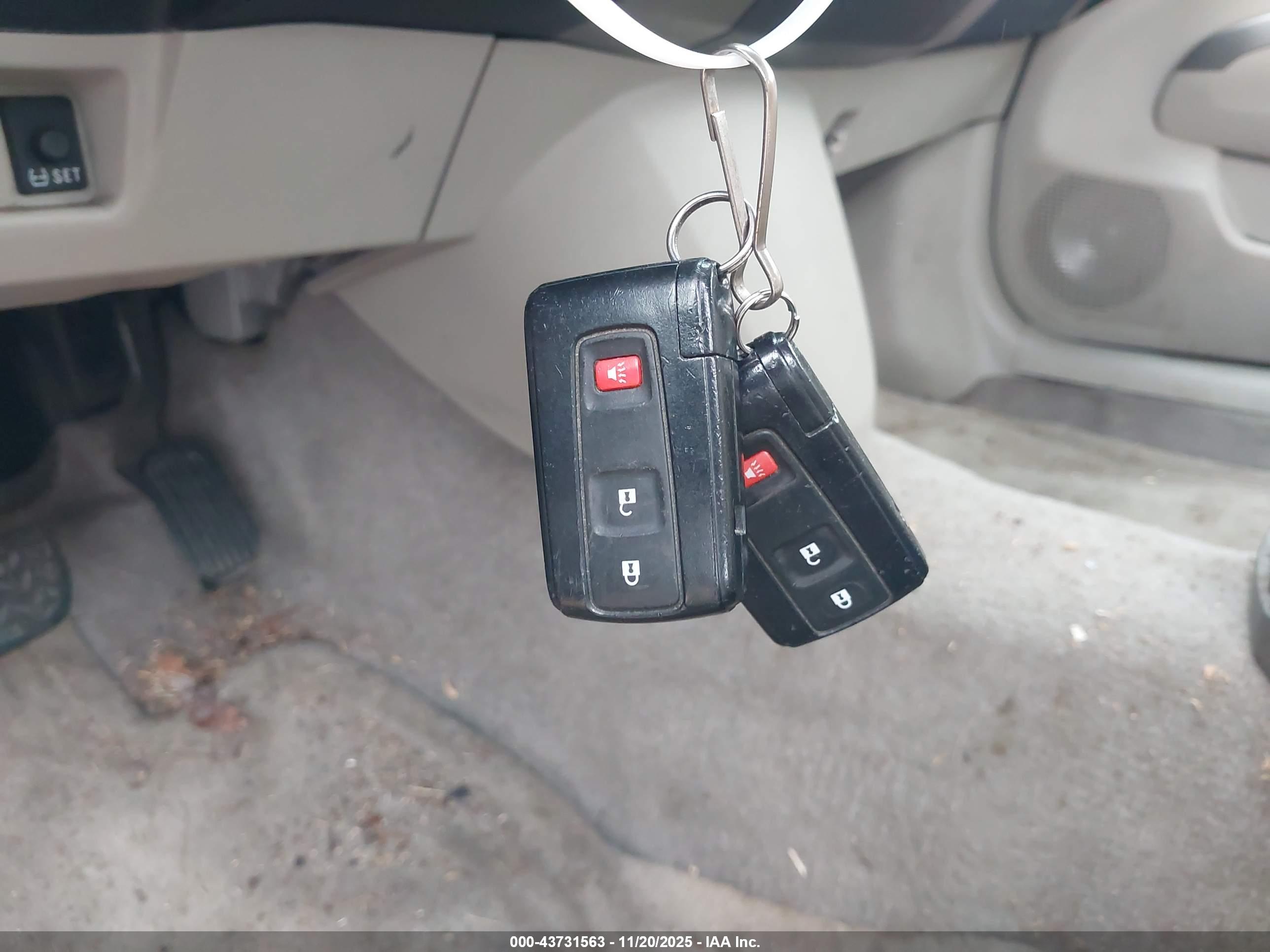 TOYOTA PRIUS image 11