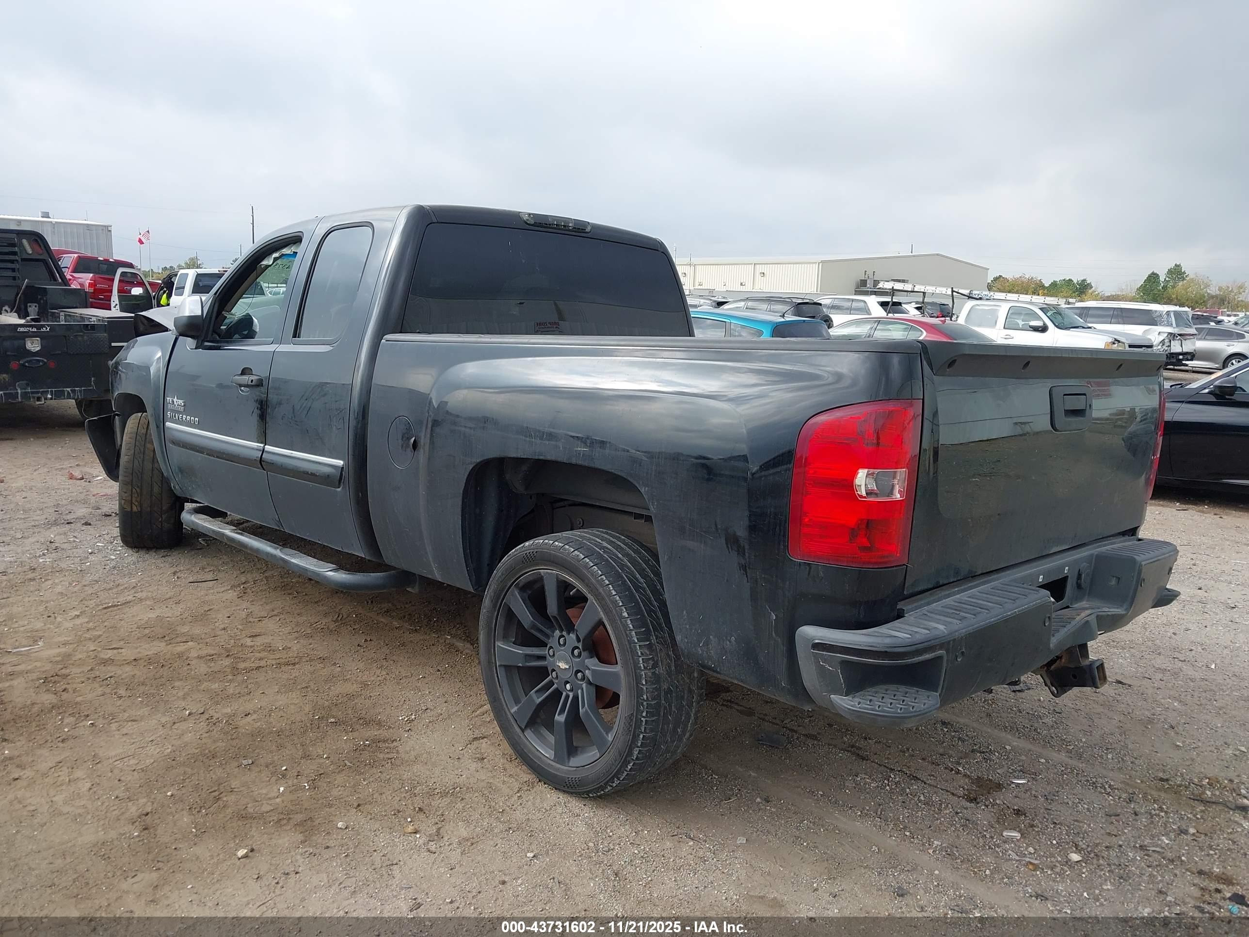 CHEVROLET SILVERADO image 3