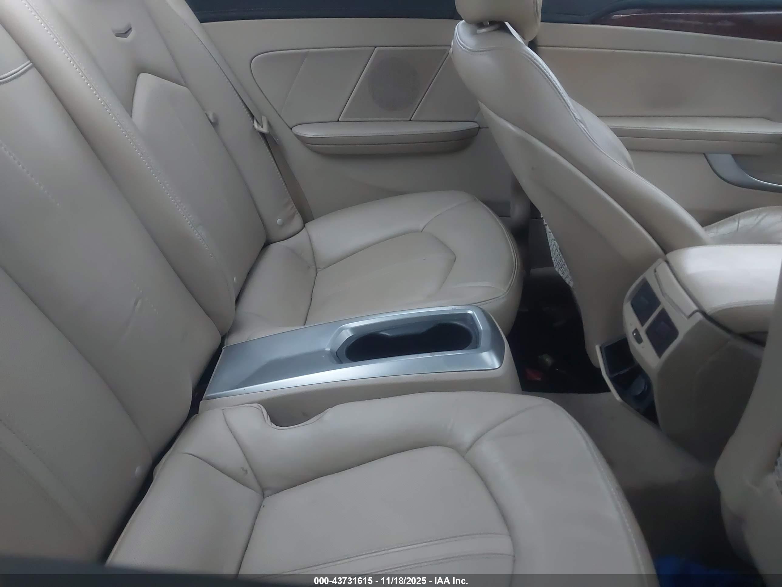 CADILLAC CTS image 8