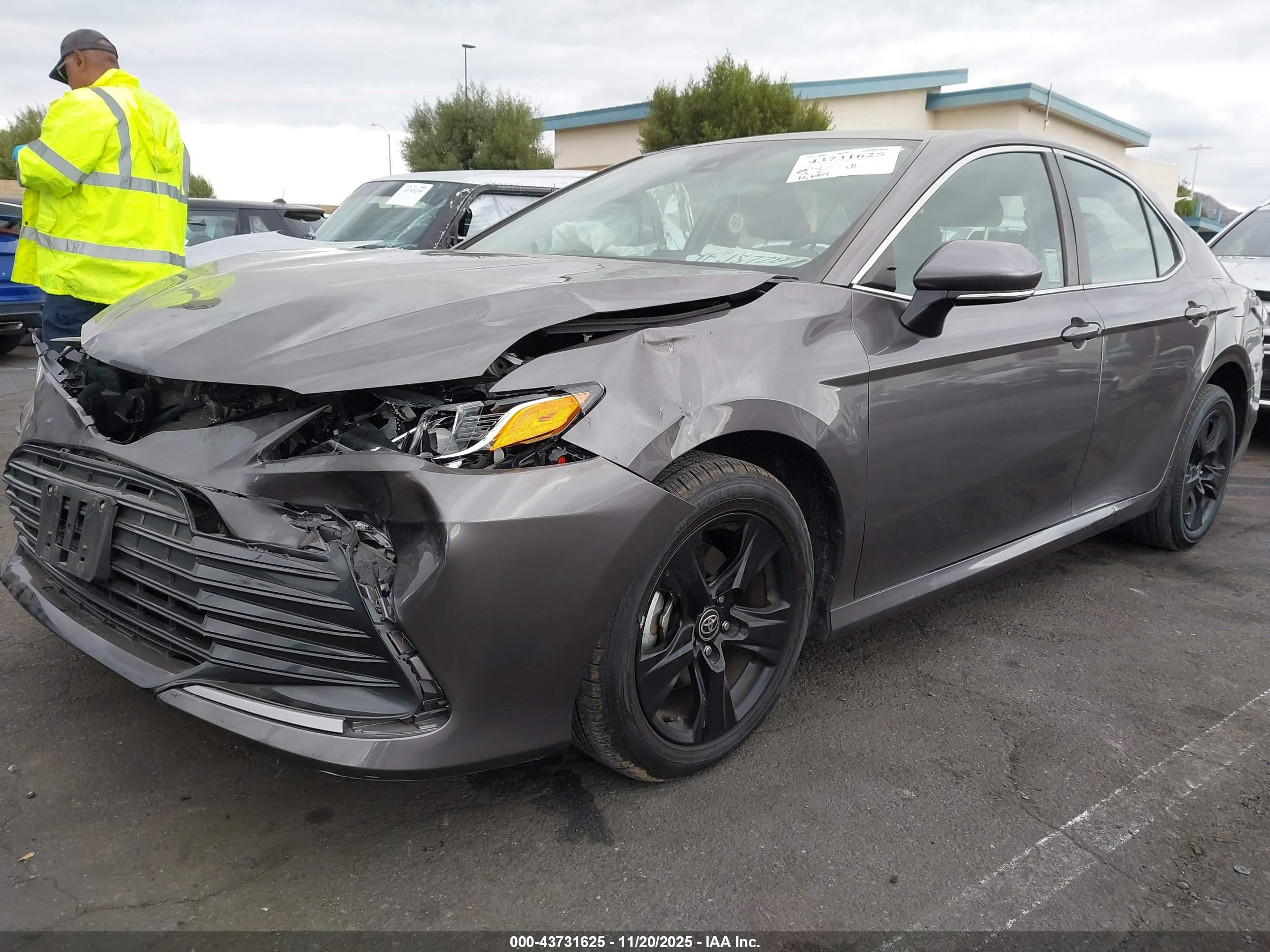 TOYOTA CAMRY image 2