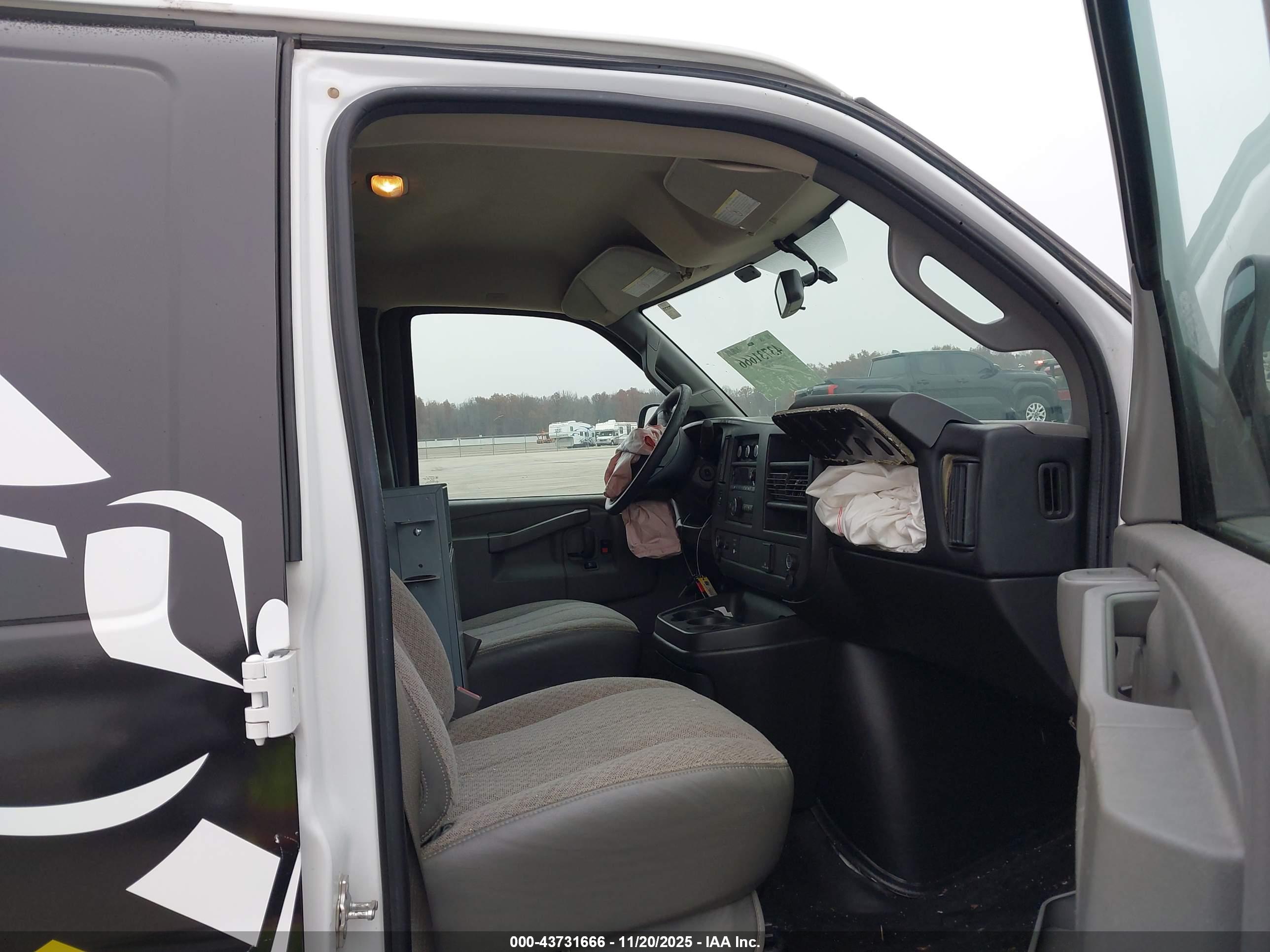 CHEVROLET EXPRESS image 5
