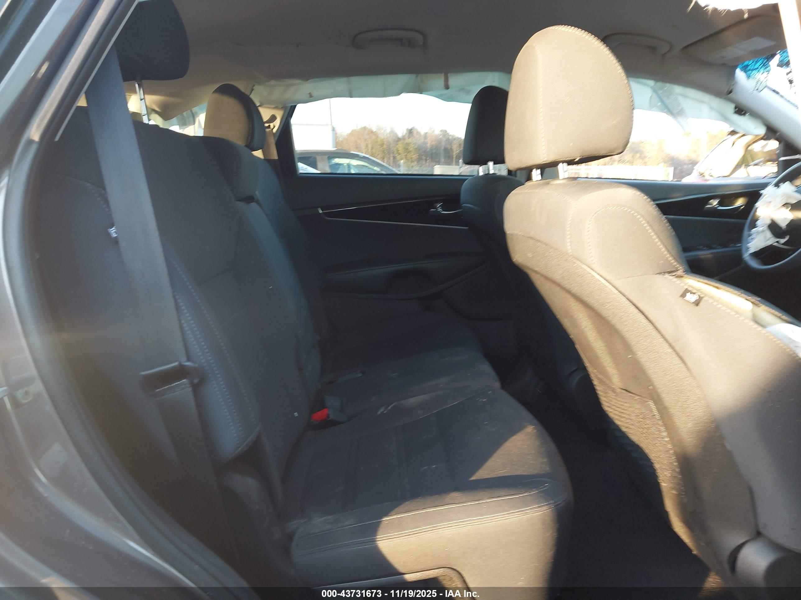 KIA SORENTO image 8