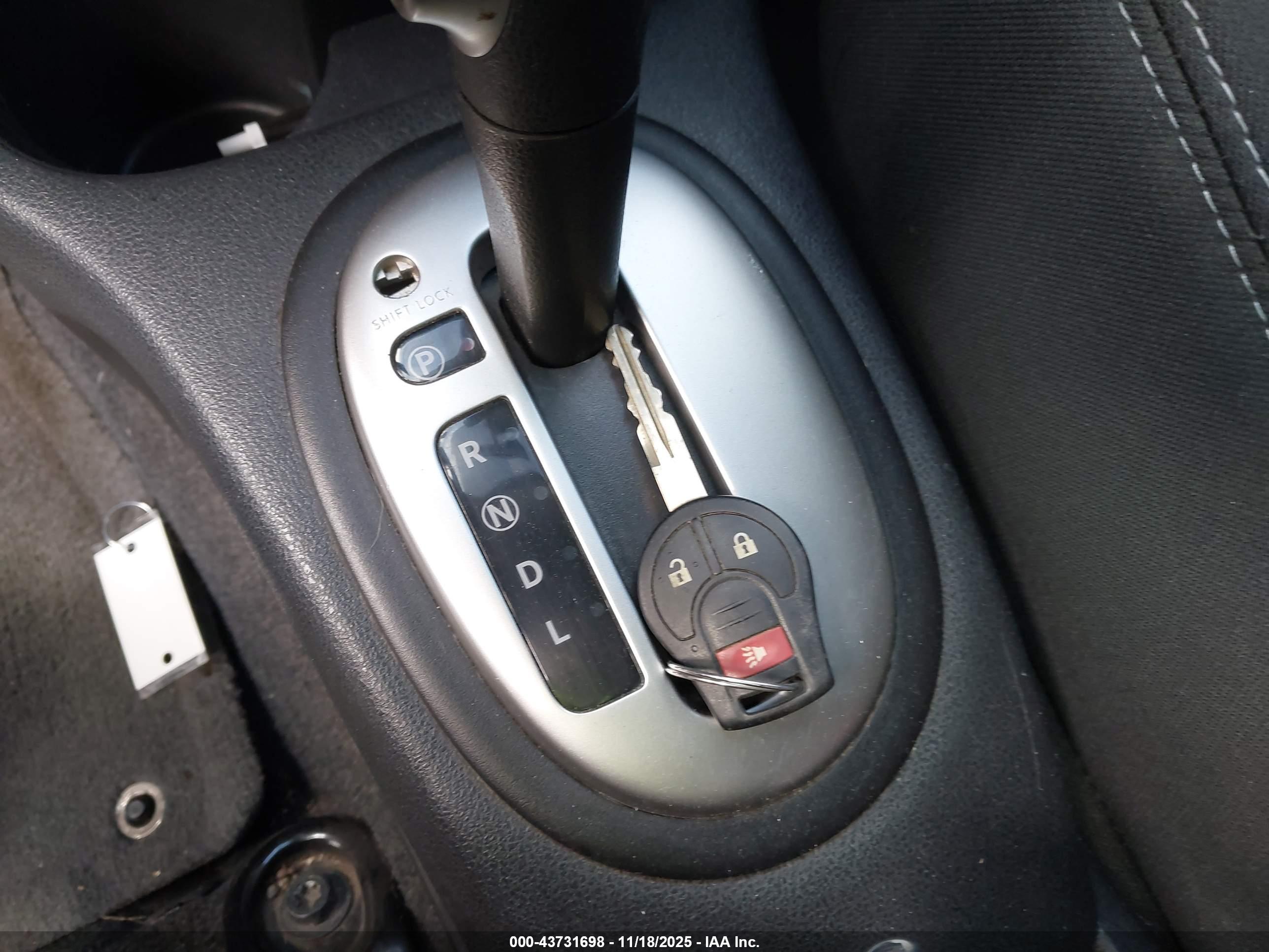 NISSAN VERSA image 11