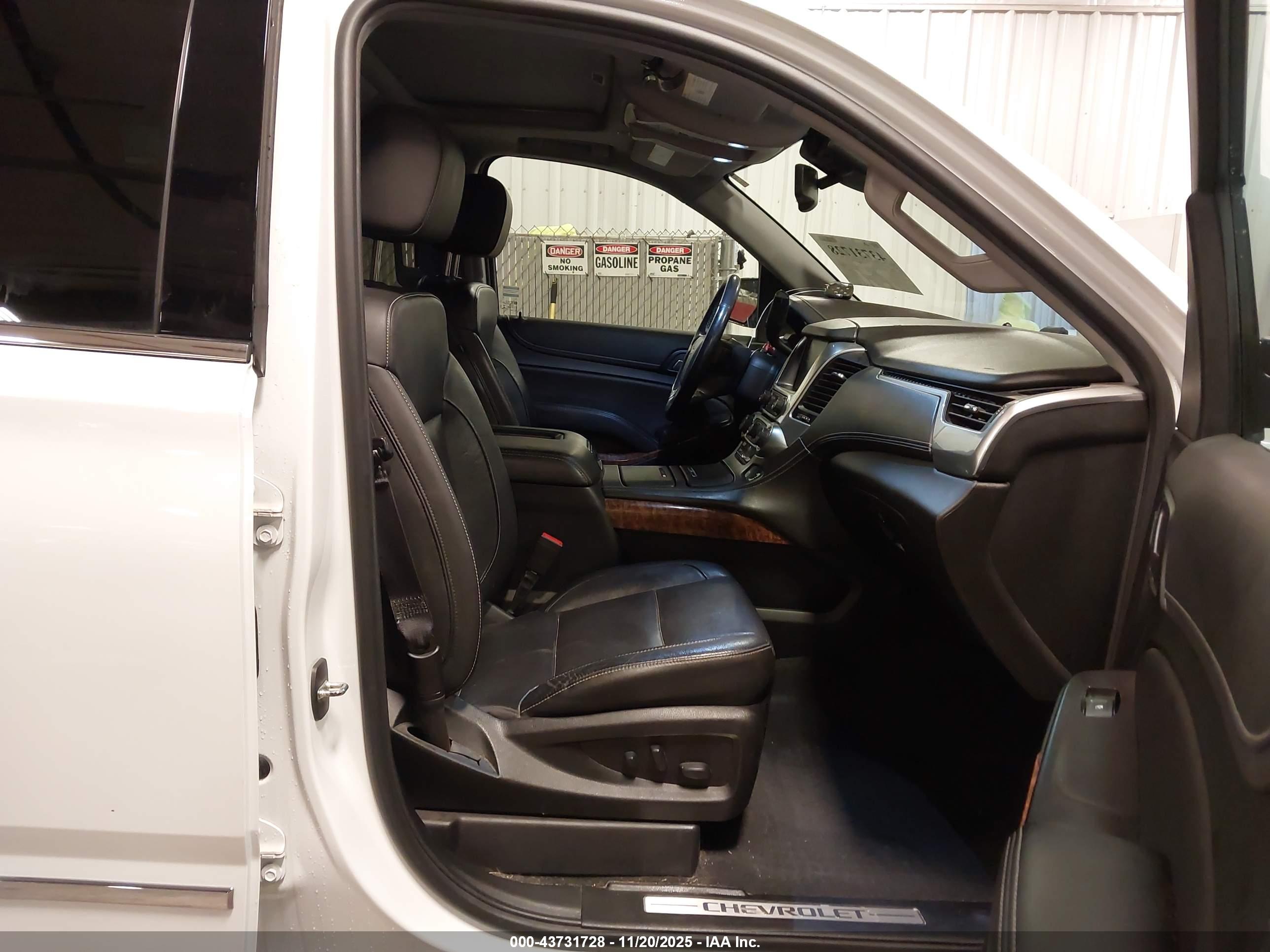 CHEVROLET SUBURBAN image 5