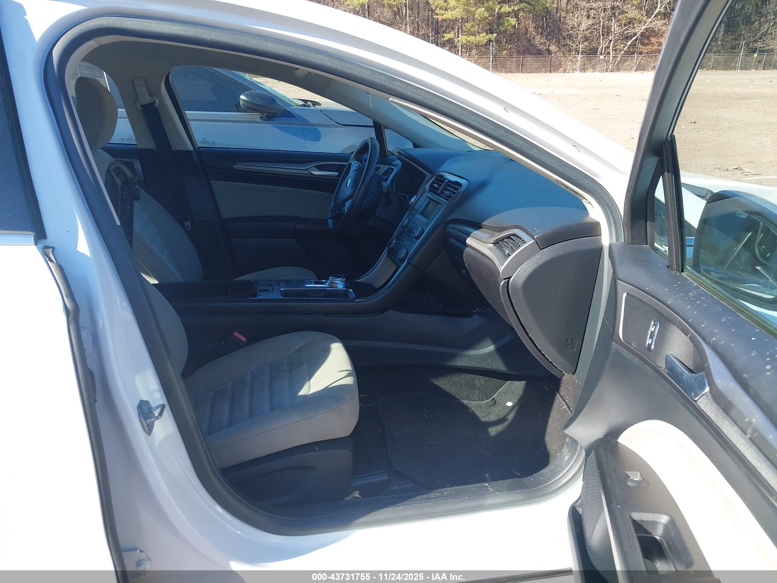 FORD FUSION image 5